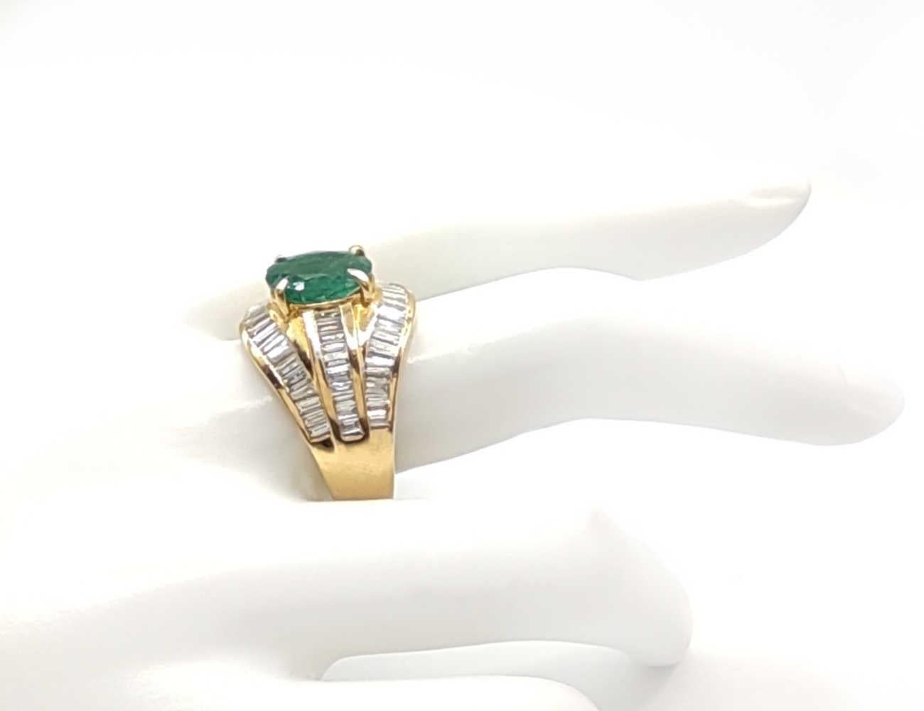 22 karat yellow gold  Emerald Diamond  women Cocktail Ring In Excellent Condition For Sale In MADRID, ES
