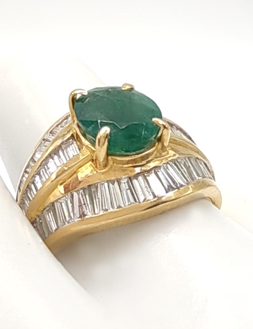 Women's 22 karat yellow gold  Emerald Diamond  women Cocktail Ring For Sale