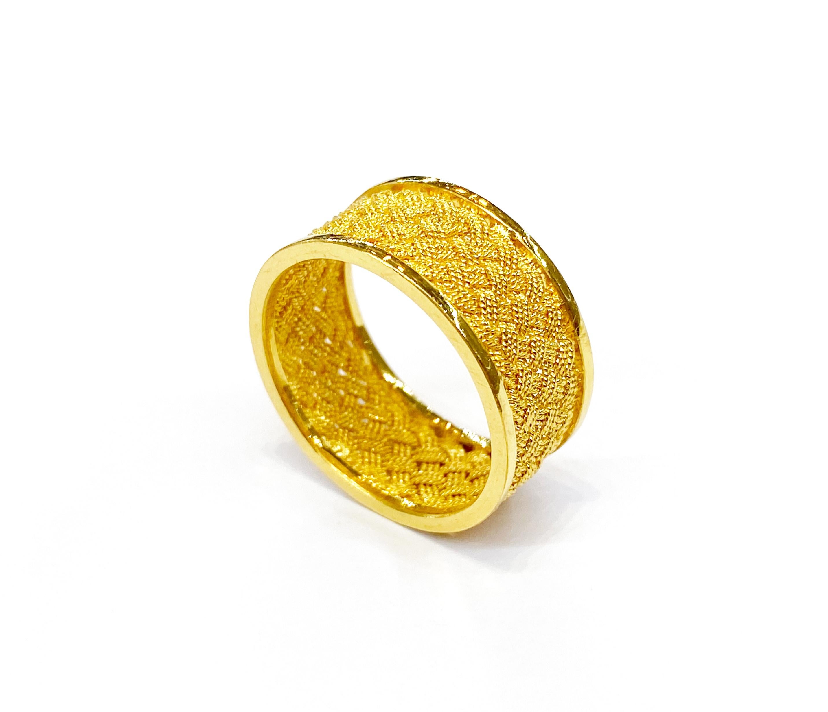 A beautiful and stylish ring, handmade of  22 Karat gold filigree which can be worn for any occasion.
O’Che 1867 was founded one and a half centuries ago in Macau. The brand is renowned for its high jewellery collections with fabulous designs. Our
