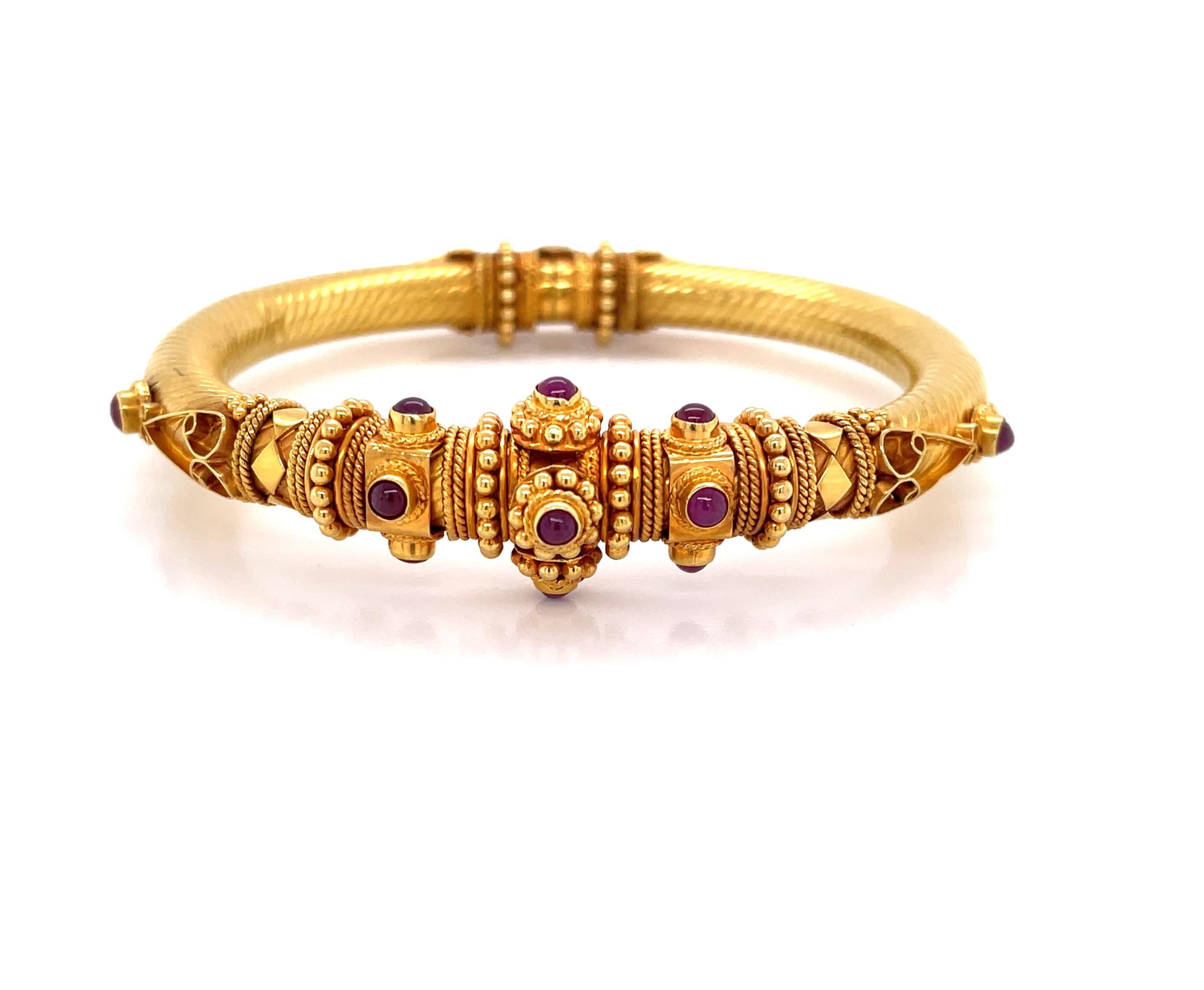 Artisan Bracelet jonc en or jaune 18 carats avec cabochon de rubis en vente