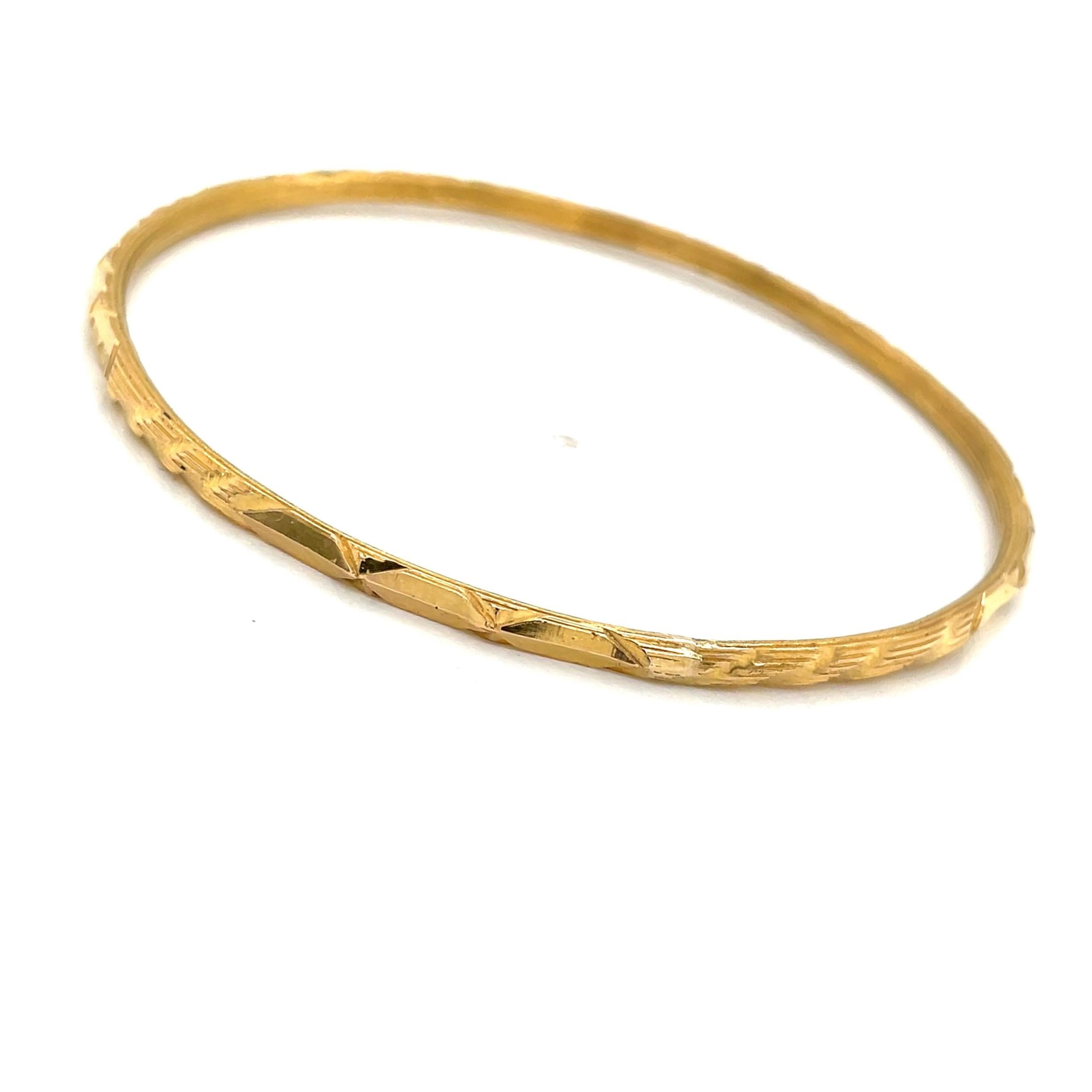 Sencilla, esbelta y simplemente perfecta. En rico oro amarillo de 22 quilates, disfruta de esta pulsera brazalete clásica de 2,5 pulgadas que es 
diseño atemporal. Su atractivo universal, con sus delgados 2,4 mm de ancho, cumple fácilmente una doble