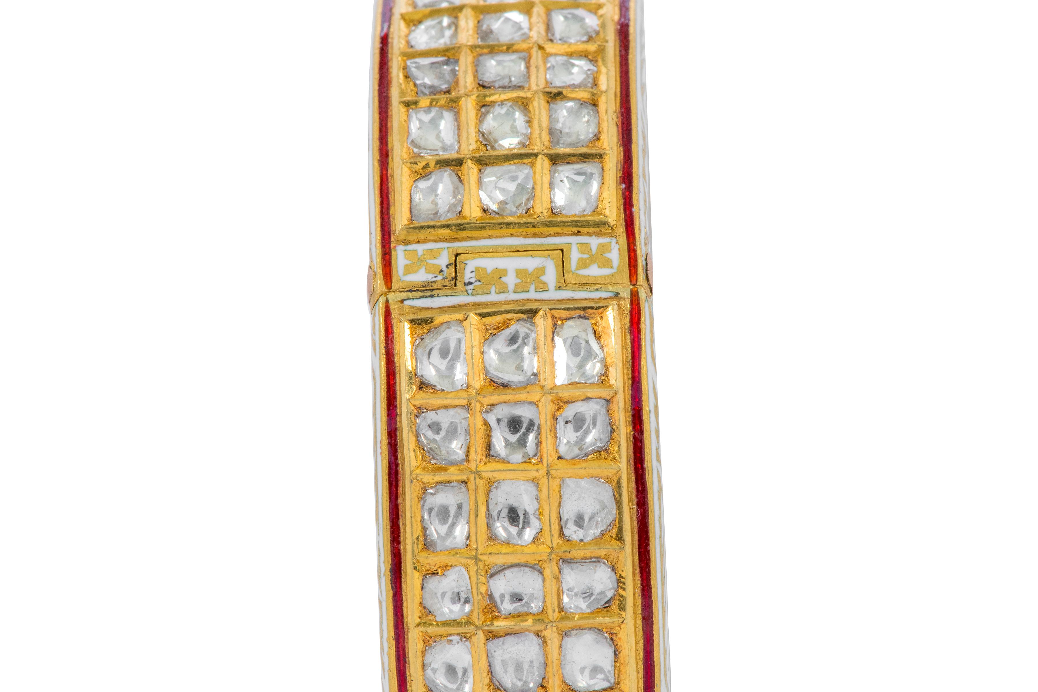 Bracelet jonc en or jaune 22 carats à trois lignes de diamants et émail blanc, fabriqué à la main 

Ce magnifique bracelet en diamant Polki fait à la main à l'époque moghole et émaillé de blanc est éternel. La gravure gracieuse de la fleur de lotus