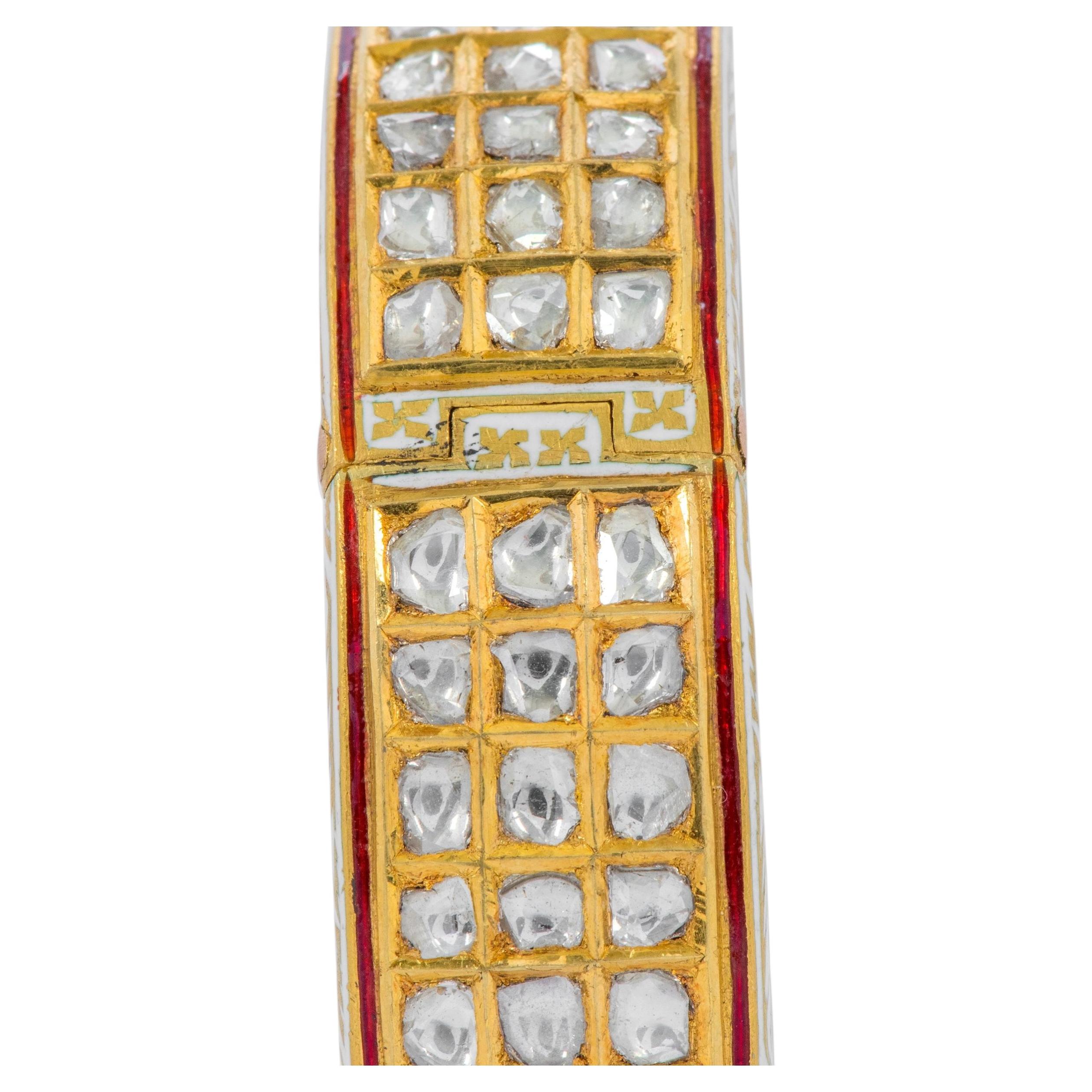 Oro giallo 22 carati: bracciale con tre linee di diamanti e smalto bianco, fatto a mano