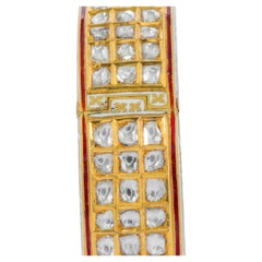 Bracelet jonc en or jaune 22 carats à trois lignes de diamants et émail blanc, fabriqué à la main