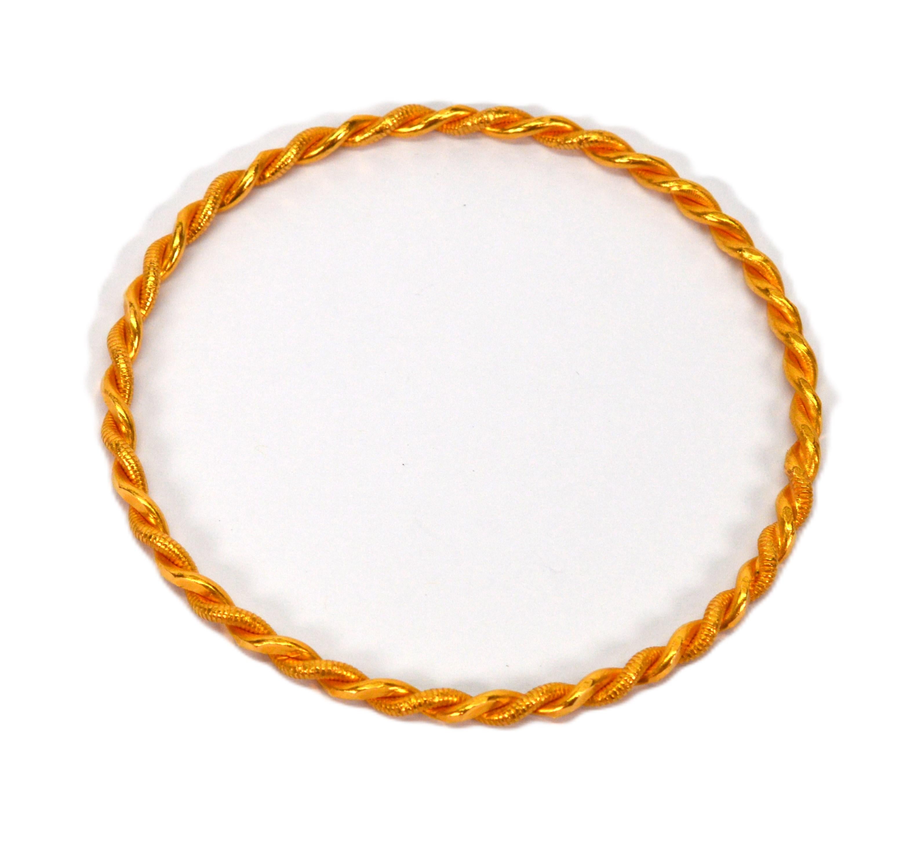 Spectaculaire bracelet en or jaune 22 carats avec câble torsadé. Cette grande pureté de l'or donne à ce bracelet une riche teinte dorée brillante mise en valeur par l'intégration de fils d'or 22 carats à la fois brillants et texturés, créant ainsi