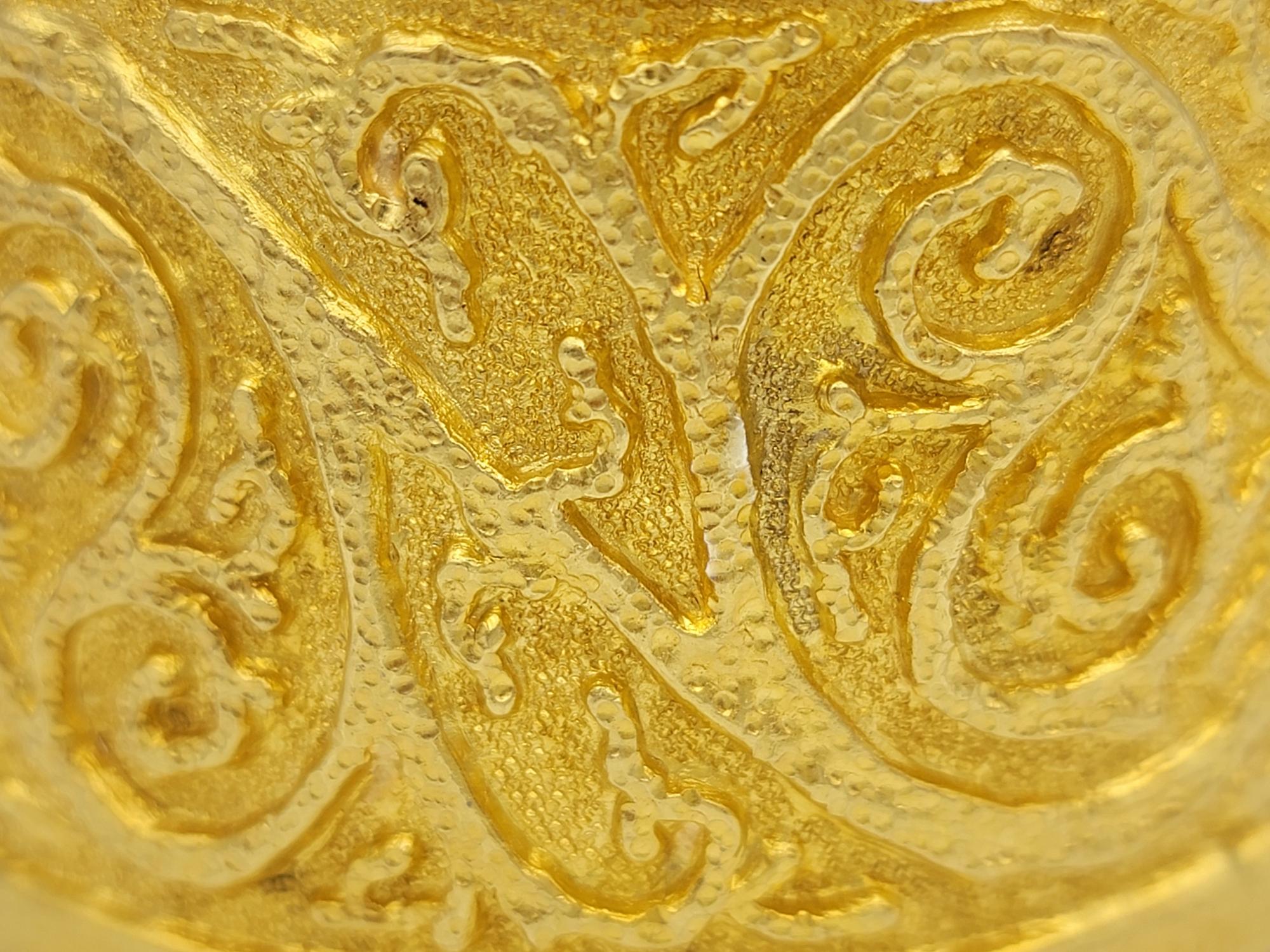 Breites 22 Karat Gelbgold Manschettenarmband mit mehr strukturiertem Schnörkeldesign im Zustand „Gut“ im Angebot in Scottsdale, AZ
