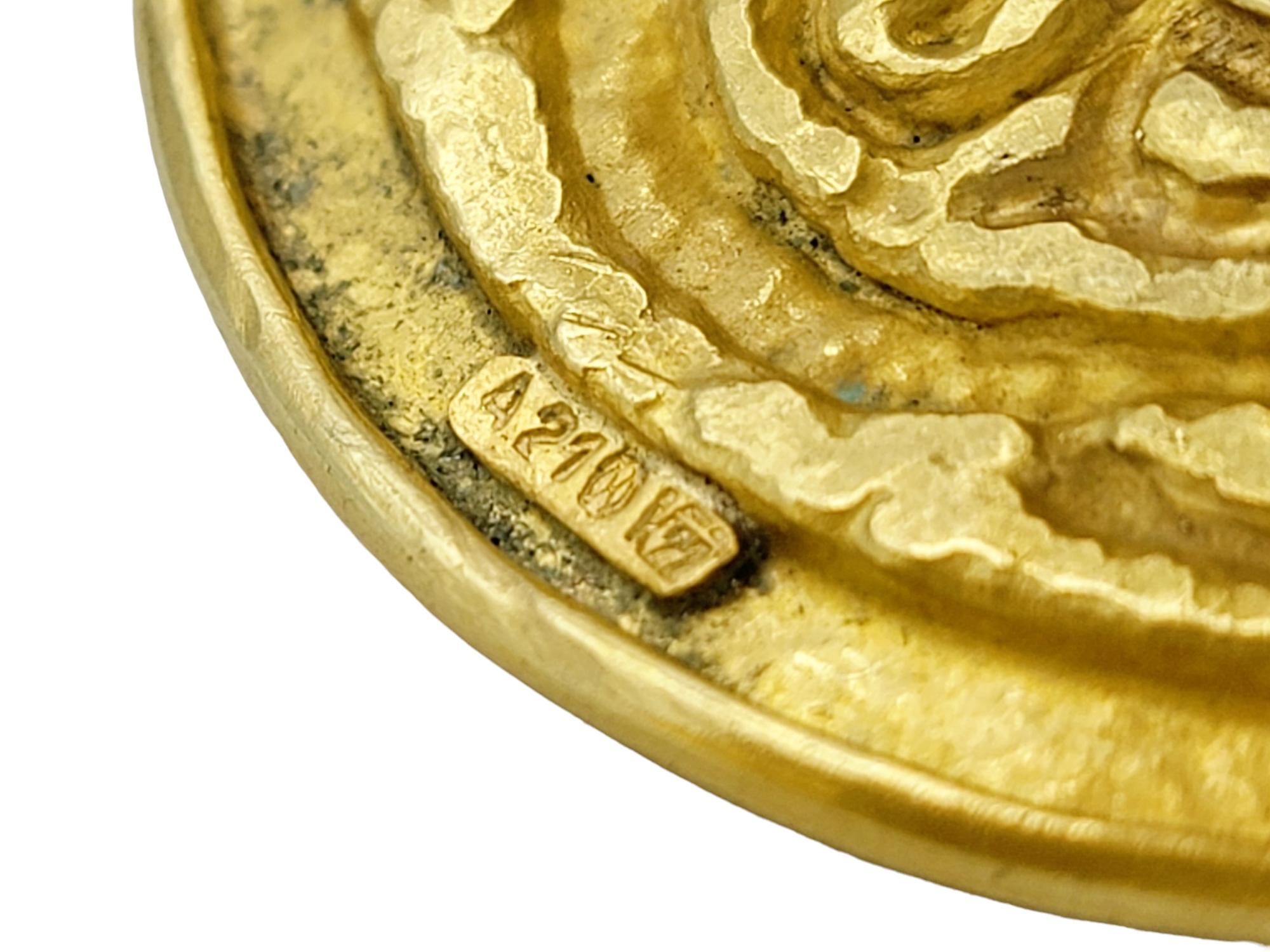 Bracelet manchette large en or jaune 22 carats avec motif de volutes multi texturés en vente 3