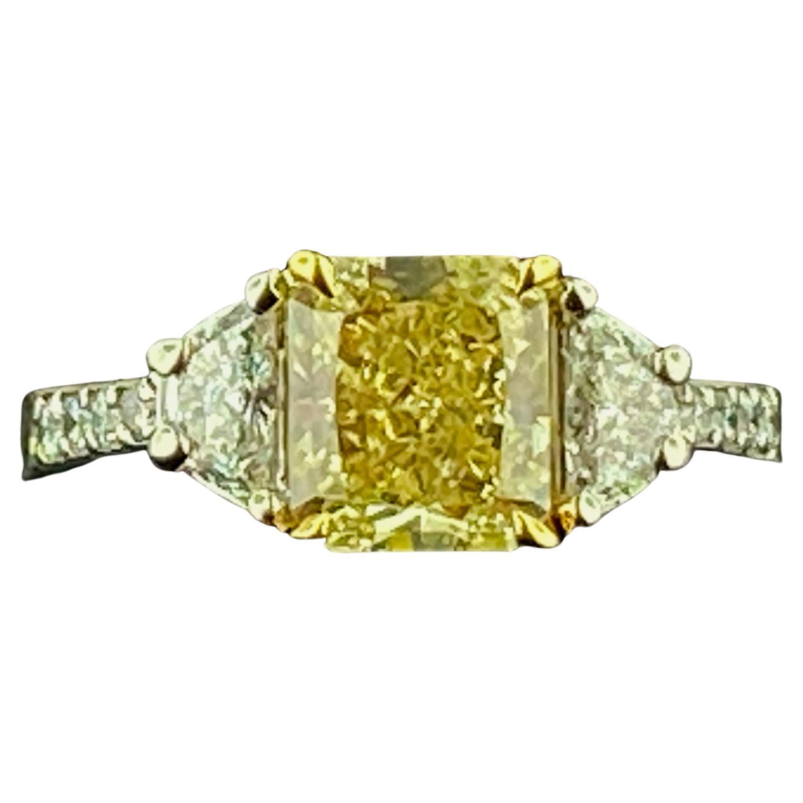 22 KT Yellow Gold & Platinum 1.82 Ct Fancy Yellow Radiant Cut Diamond Ring For Sale