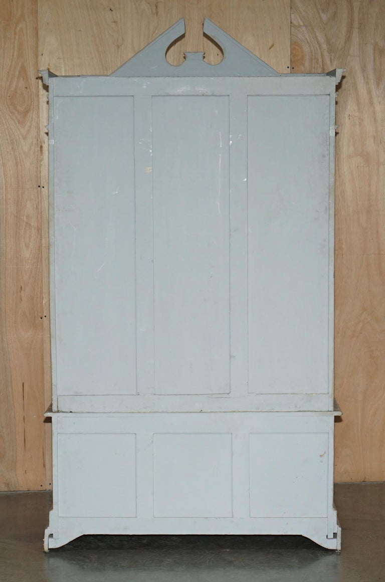 2,2 Meter hoher, antiker, bemalter Kleiderschrank mit Schubladen aus einem georgianischen Stadthaus im Angebot bei 1stDibs Deutschland