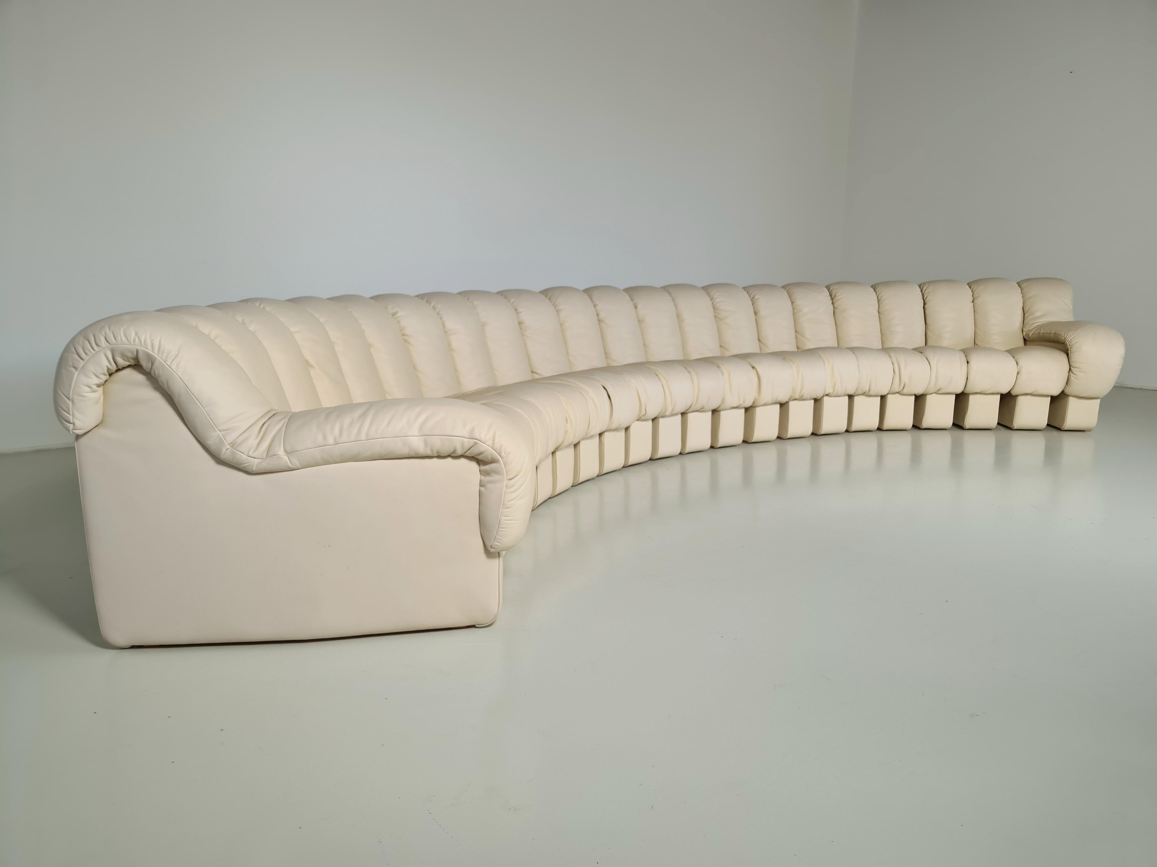 De Sede ‘Snake’ DS-600 creme leather sectional sofa, 1990s

A design by Ueli Berger, Elenora Peduzzi-Riva, Heinz Ulrich and Klaus Vogt for DeSede, Switzerland. De Sede 'Non Stop' sectional sofa containing 22 pieces in a creme full leather. Any