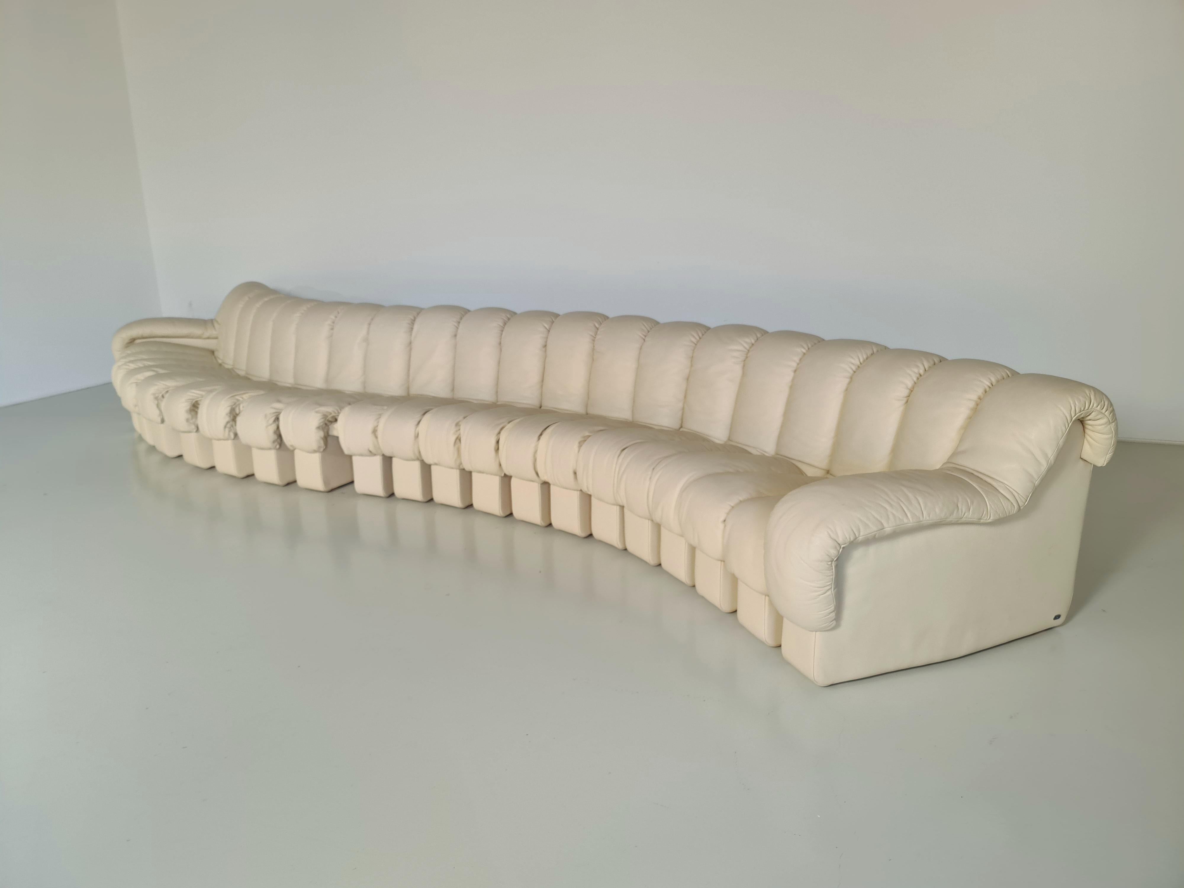 Mid-Century Modern 22-Piece De Sede DS 600 'Snake' Non-Stop Sectional Sofa in Crème Leather