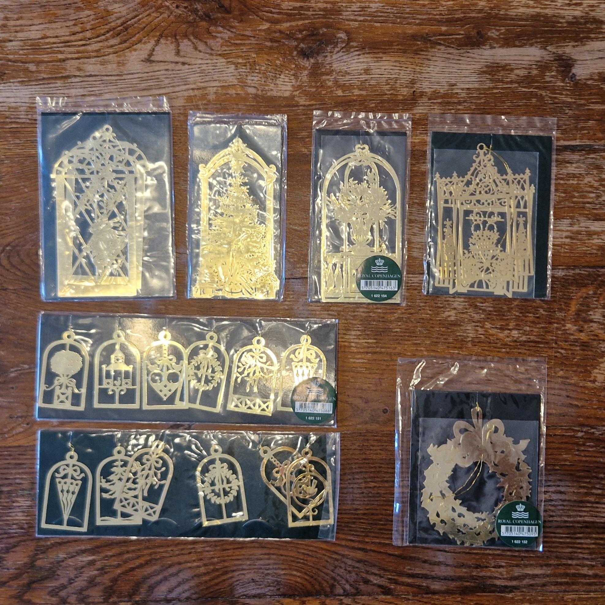Scopri l'eleganza senza tempo di Royal Copenhagen con questo set completo di 22 ornamenti natalizi dorati, tutti nella loro confezione originale non aperta. 

Ogni ornamento è un pezzo di ottima fattura, con dettagli intricati che aggiungono un