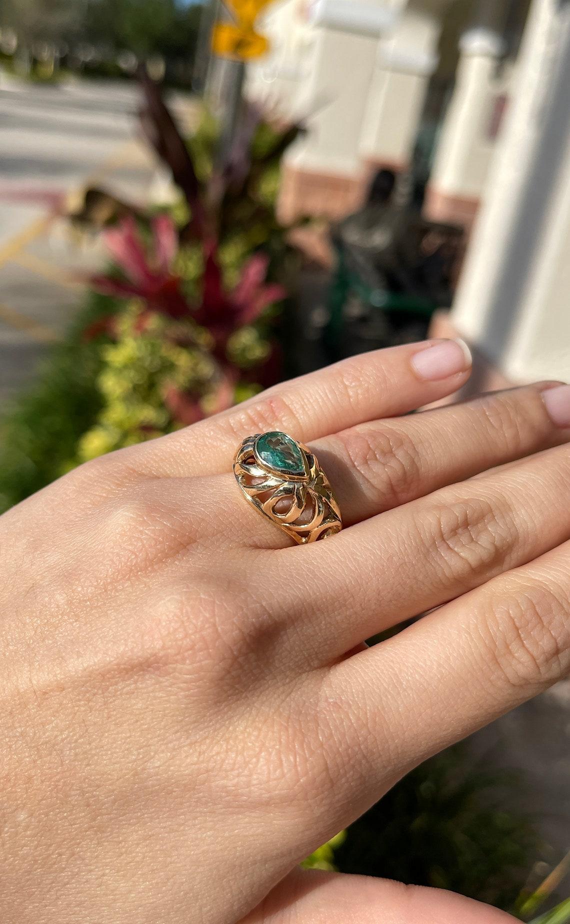 Modern 2.20-Carat 14K Colombian Emerald-Pear Cut Gold Solitaire Zebra Ring Present  For Sale