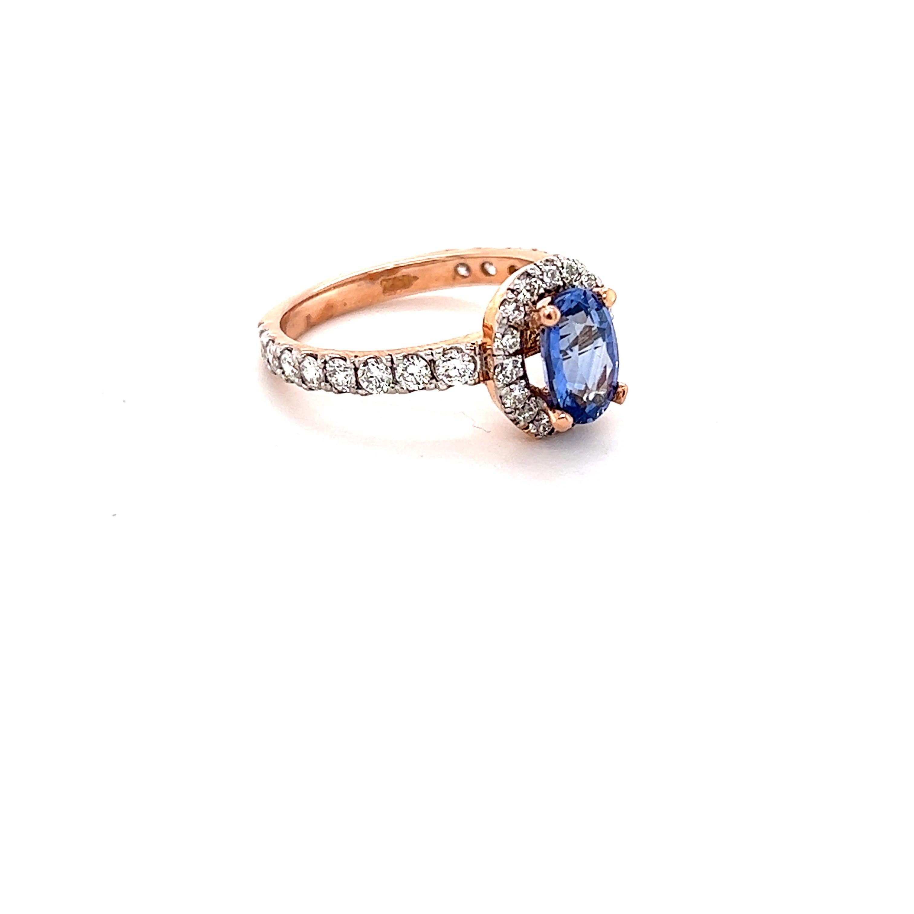 Questo anello ha uno zaffiro blu naturale dal taglio ovale che pesa 1,42 carati. Misura circa 8 mm x 5 mm e ha una bellissima tonalità blu chiaro saturo. 

È impreziosito da 32 diamanti taglio rotondo che pesano 0,78 carati. La purezza e il colore