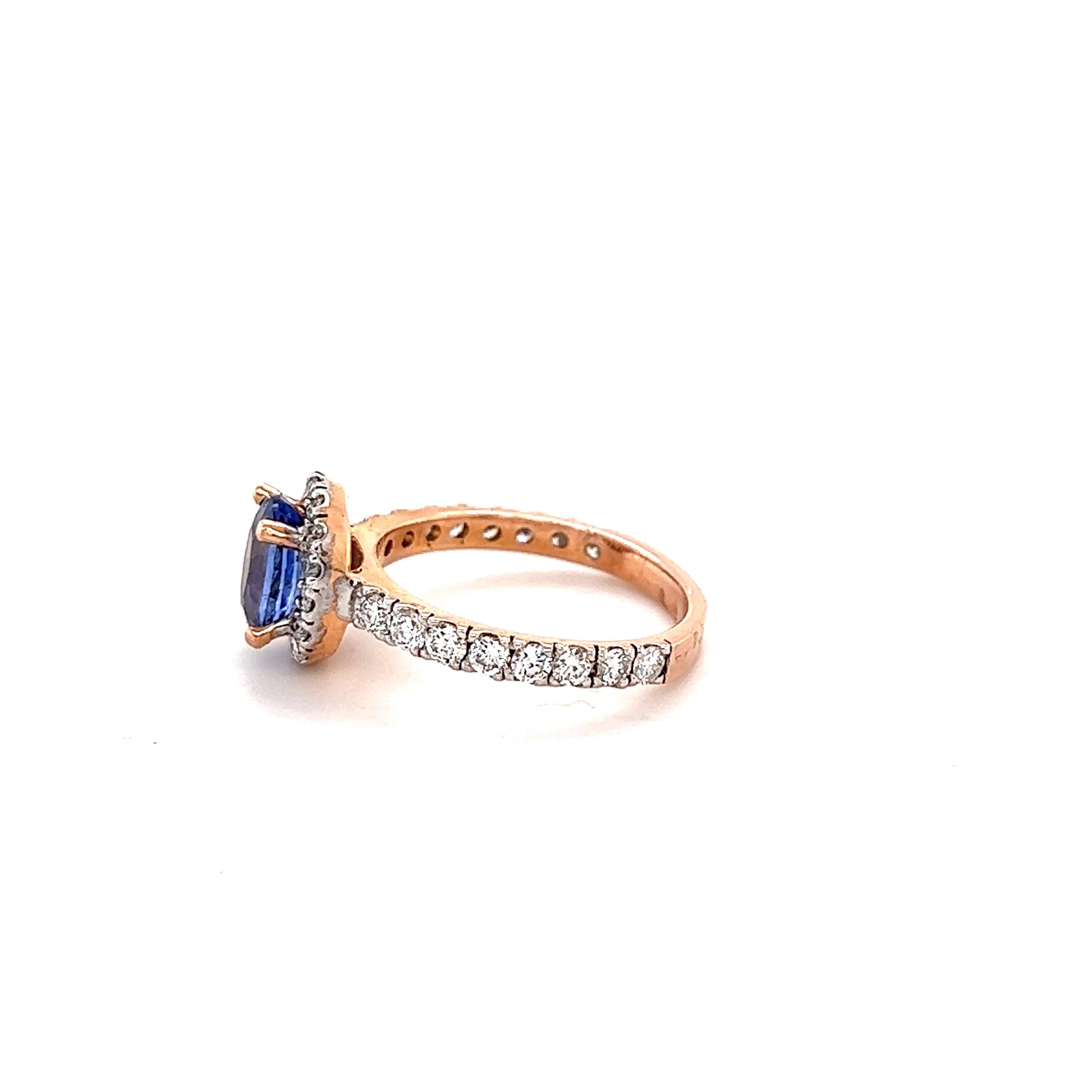 Taglio ovale Anello di fidanzamento in oro rosa con diamante e zaffiro blu da 2,20 carati in vendita