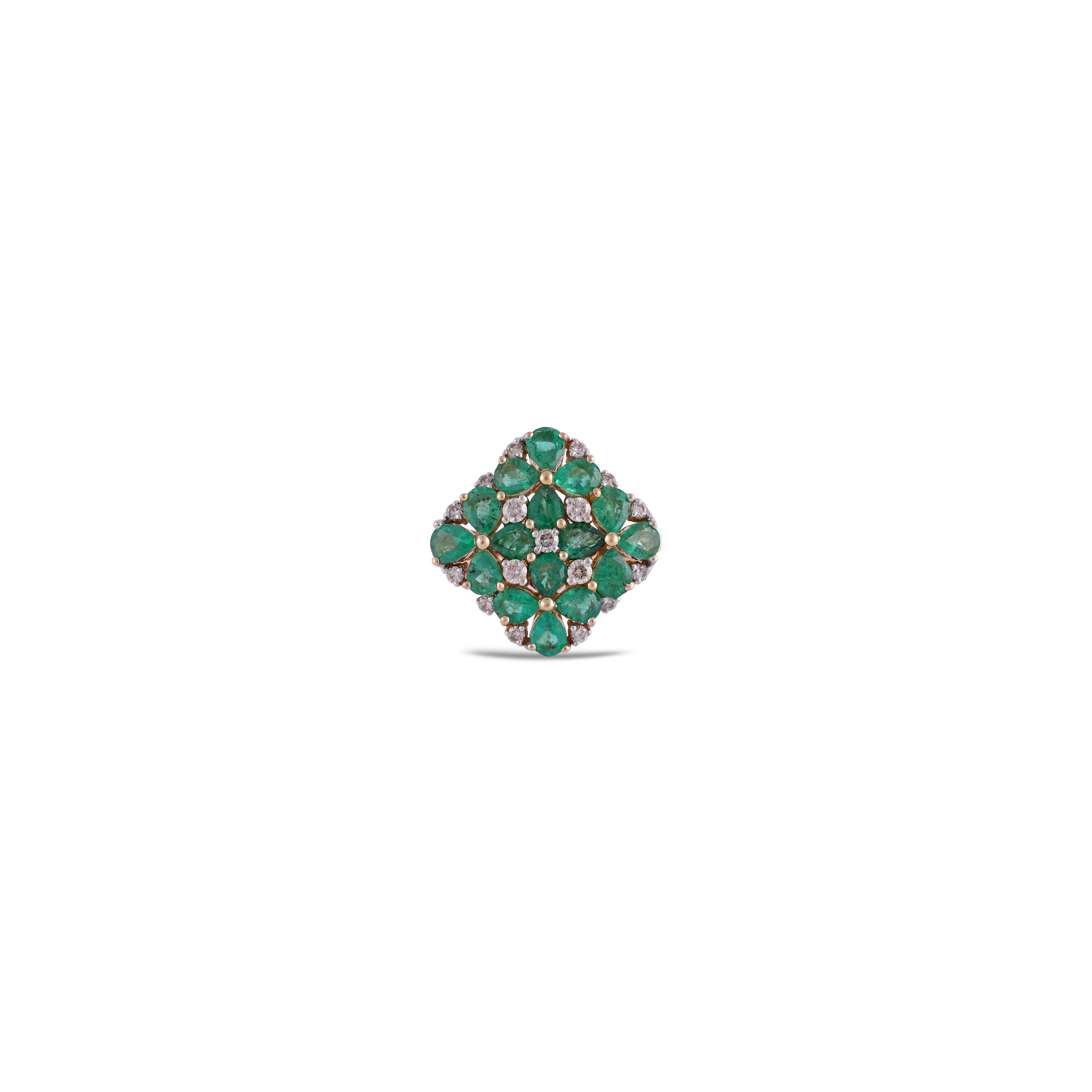 This is an elegant emerald & diamond ring studded in 18k gold with 16 piece of  emerald weight 2.20 carat which is surrounded by 17 pieces of round shaped diamonds weight 0.29 carat with this entire ring studded in 18k  gold 

 Ring size can be