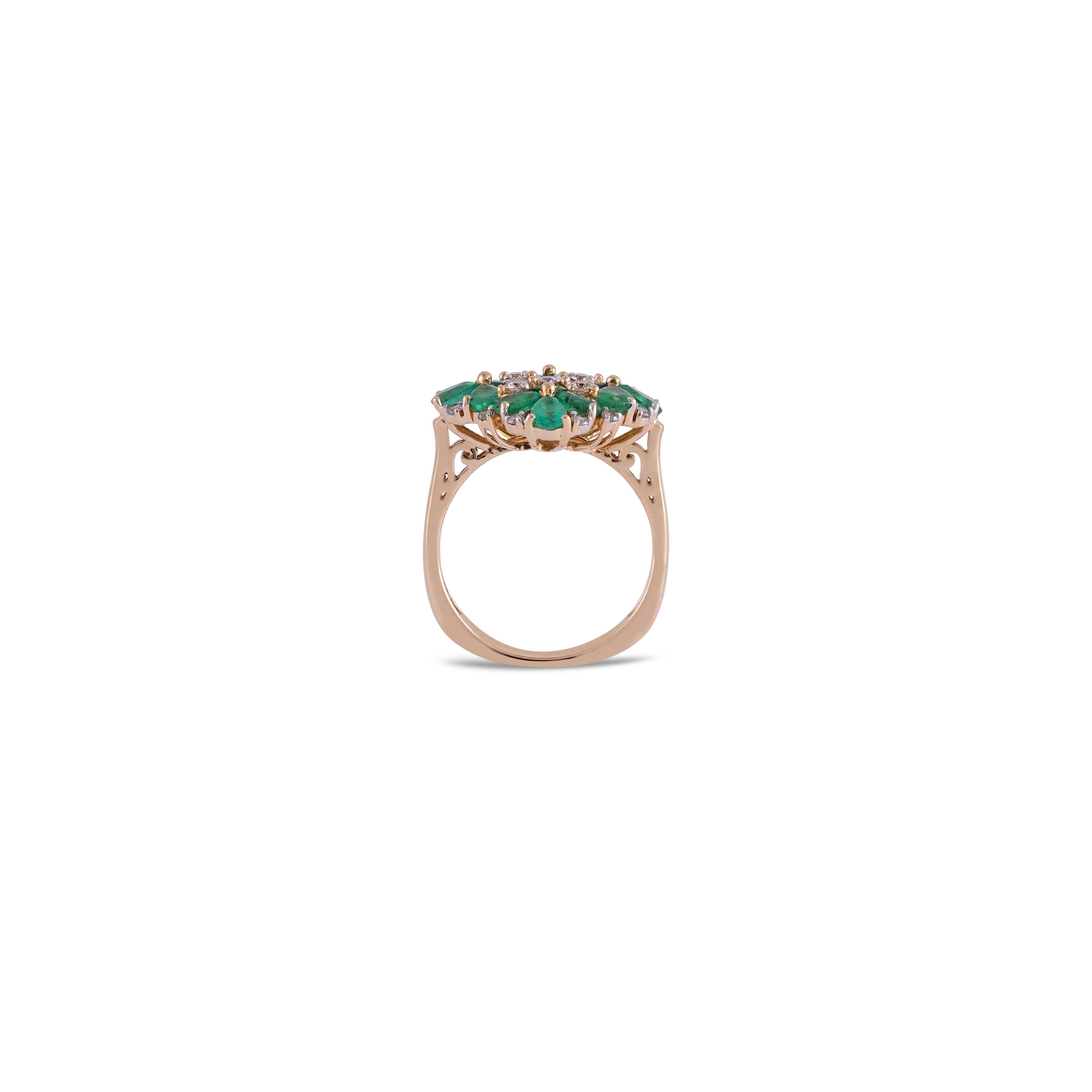 Contemporary 2.20 Carat Clear Emerald & Diamond Cluster Ring in 18 Karat Gold For Sale