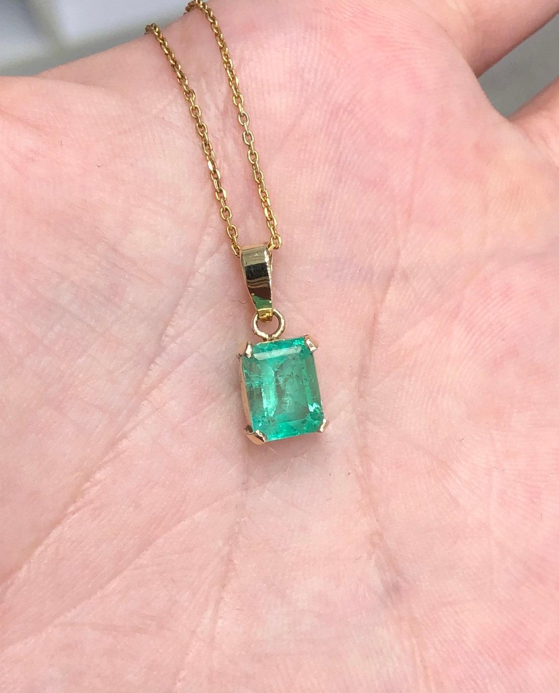 Modern 2.20 Carat Colombian Emerald Pendant Necklace in 14K Yellow Gold Emerald Cut For Sale