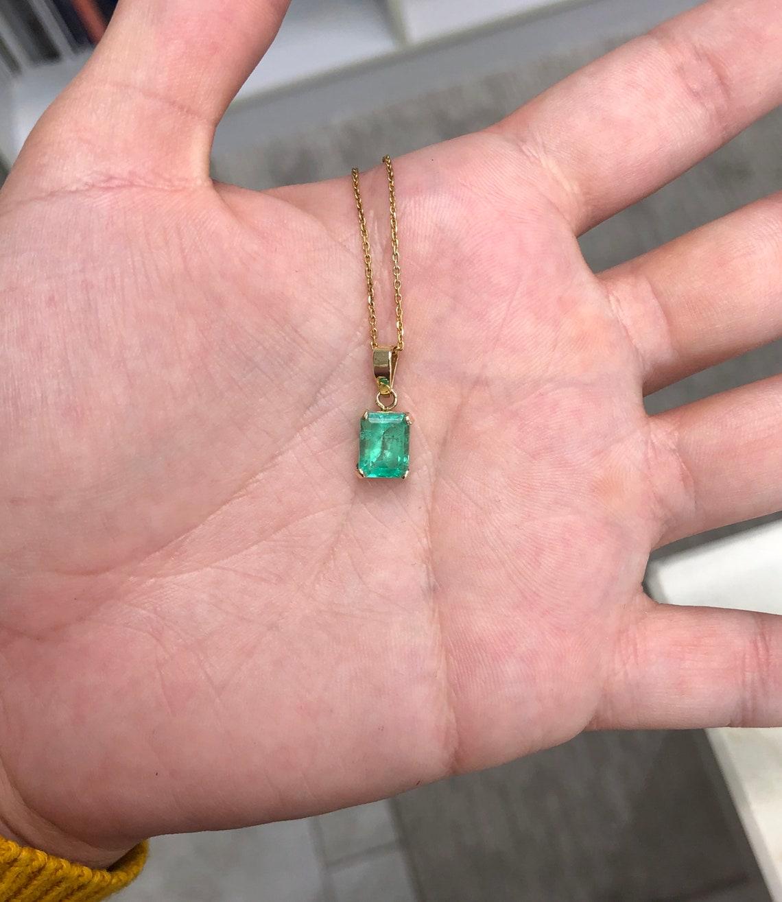 2.20 Carat Colombian Emerald Pendant Necklace in 14K Yellow Gold Emerald Cut In New Condition For Sale In Jupiter, FL