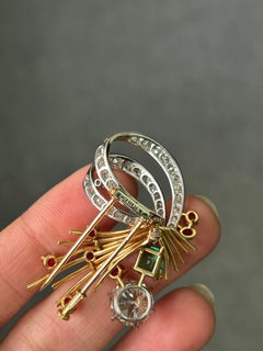 Broche Chaumet en diamants de 2,20 carats et émeraudes de Colombie