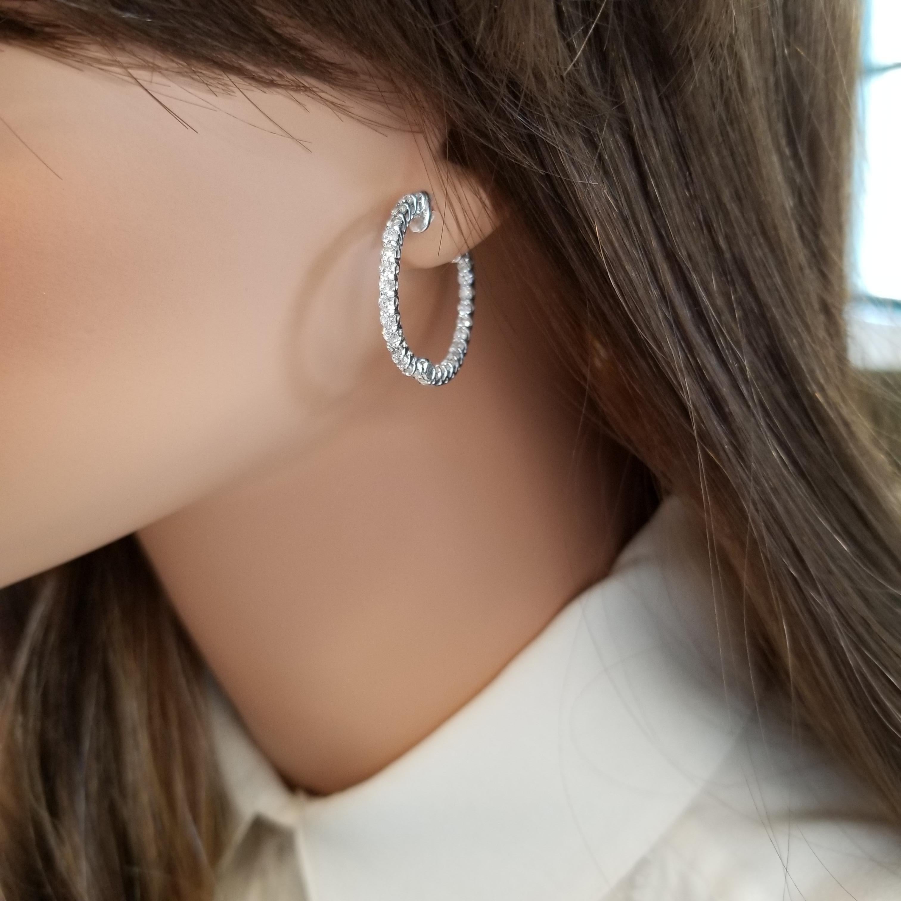 Niente è più lussuoso di un incredibile paio di orecchini a cerchio con diamanti per la persona speciale che hai in mente. Questi splendidi orecchini a cerchio in oro bianco 14 carati, lucidati a specchio, presentano un totale di 54 diamanti rotondi