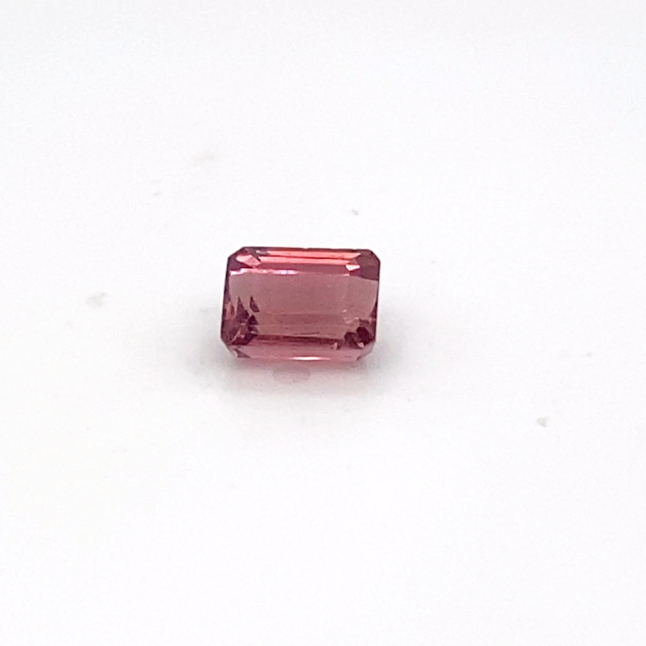 Questa tormalina rosa taglio smeraldo è una gemma naturale tagliata e lucidata a mano. Realizza il tuo sogno creando questa brillante pietra preziosa nel gioiello che desideri ed eleva il tuo stile. 
La tormalina è disponibile in una varietà di