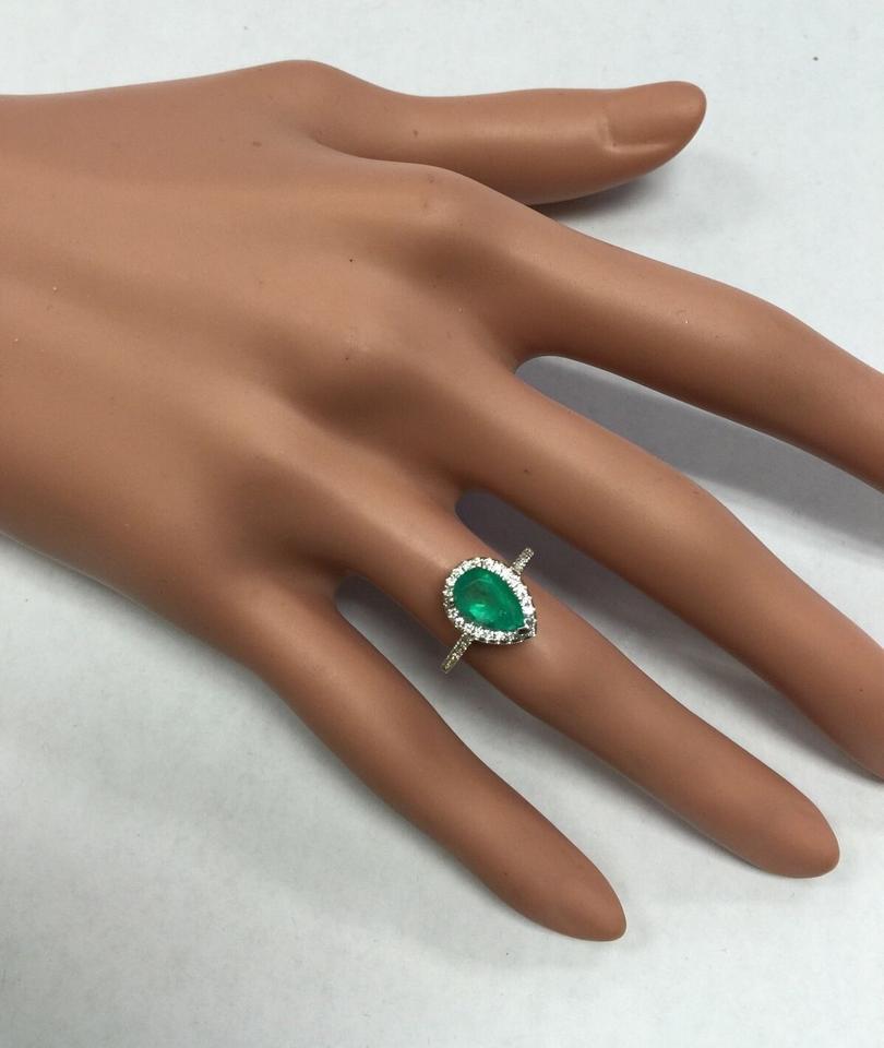 2.20 Carat Natural Colombian Emerald and Diamond 14 Karat Solid White Gold Ring For Sale 2