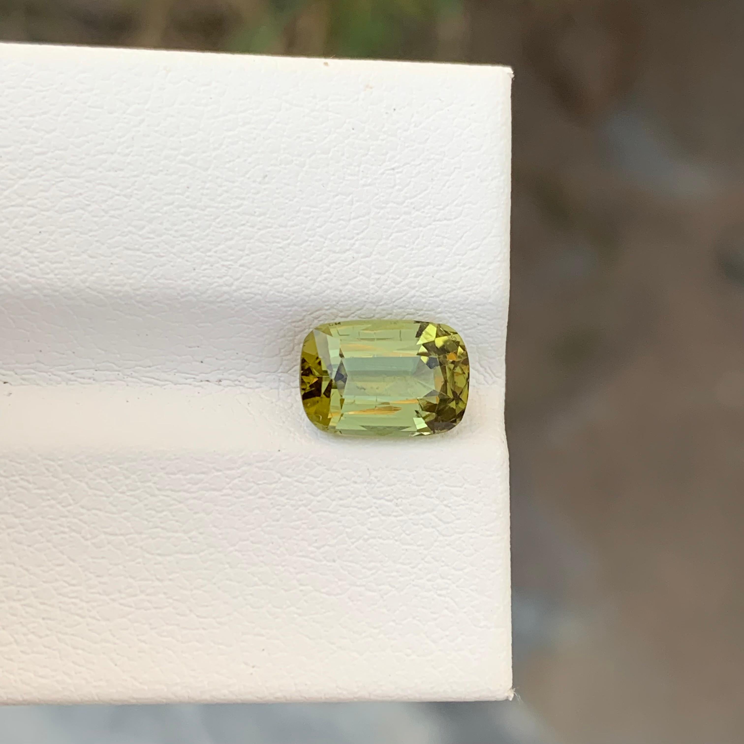 Taille coussin Tourmaline africaine naturelle en forme de coussin de 2.20 carats pour bijoux en vente