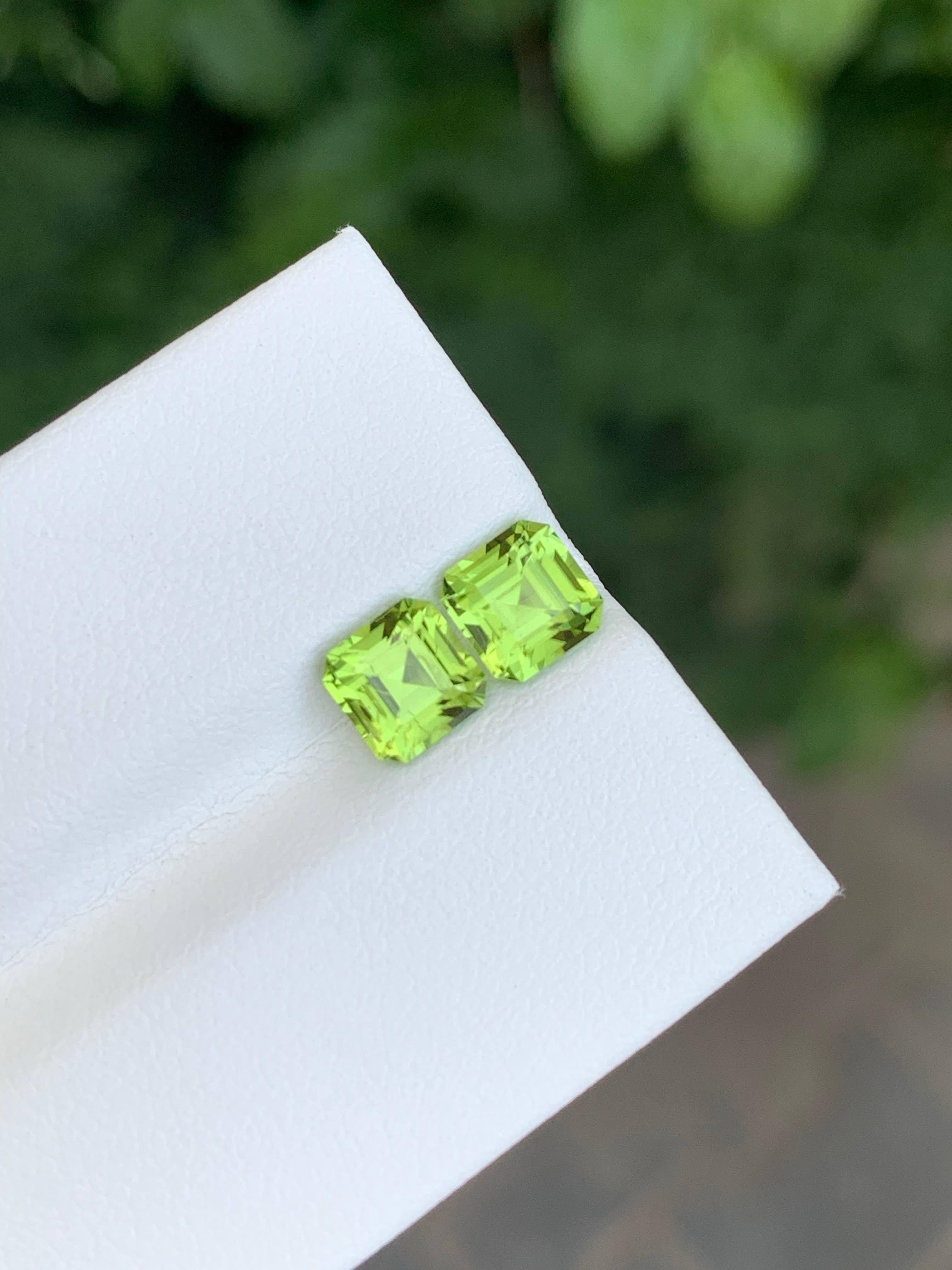 2.20 Carat Natural Loose Apple Green Peridot Pair Asscher Cut Pakistani Gemstone In New Condition For Sale In Bangkok, TH