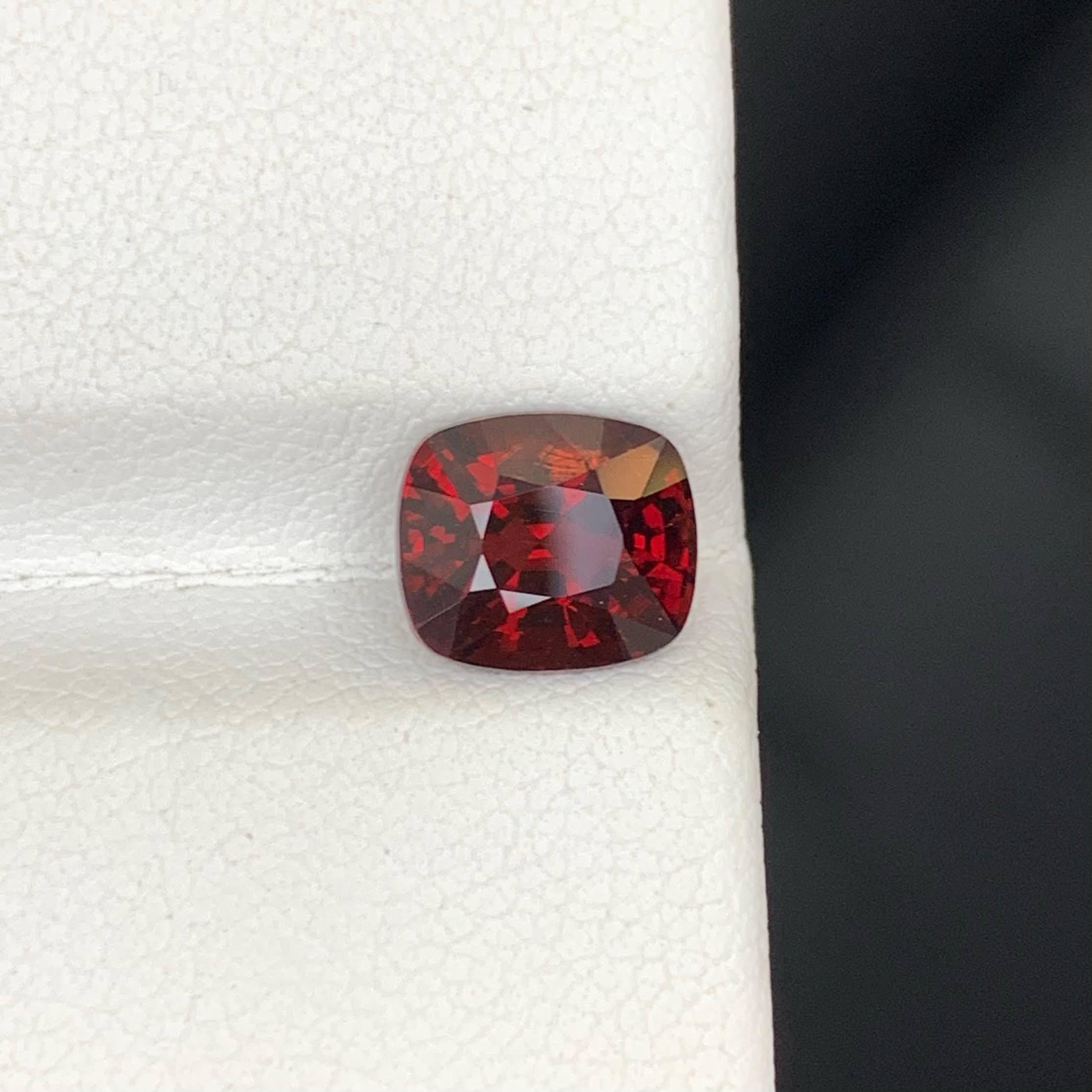 Peso 2,20 carati 
Dimensioni 8,0x7,0x5,1mm
Trattamento Nessuno 
Origine afgana 
Chiarezza VVS 
Forma taglio cuscino 





Questo spinello rosso intenso naturale sfuso da 2,20 carati, proveniente dalla Birmania (Myanmar), presenta un sorprendente