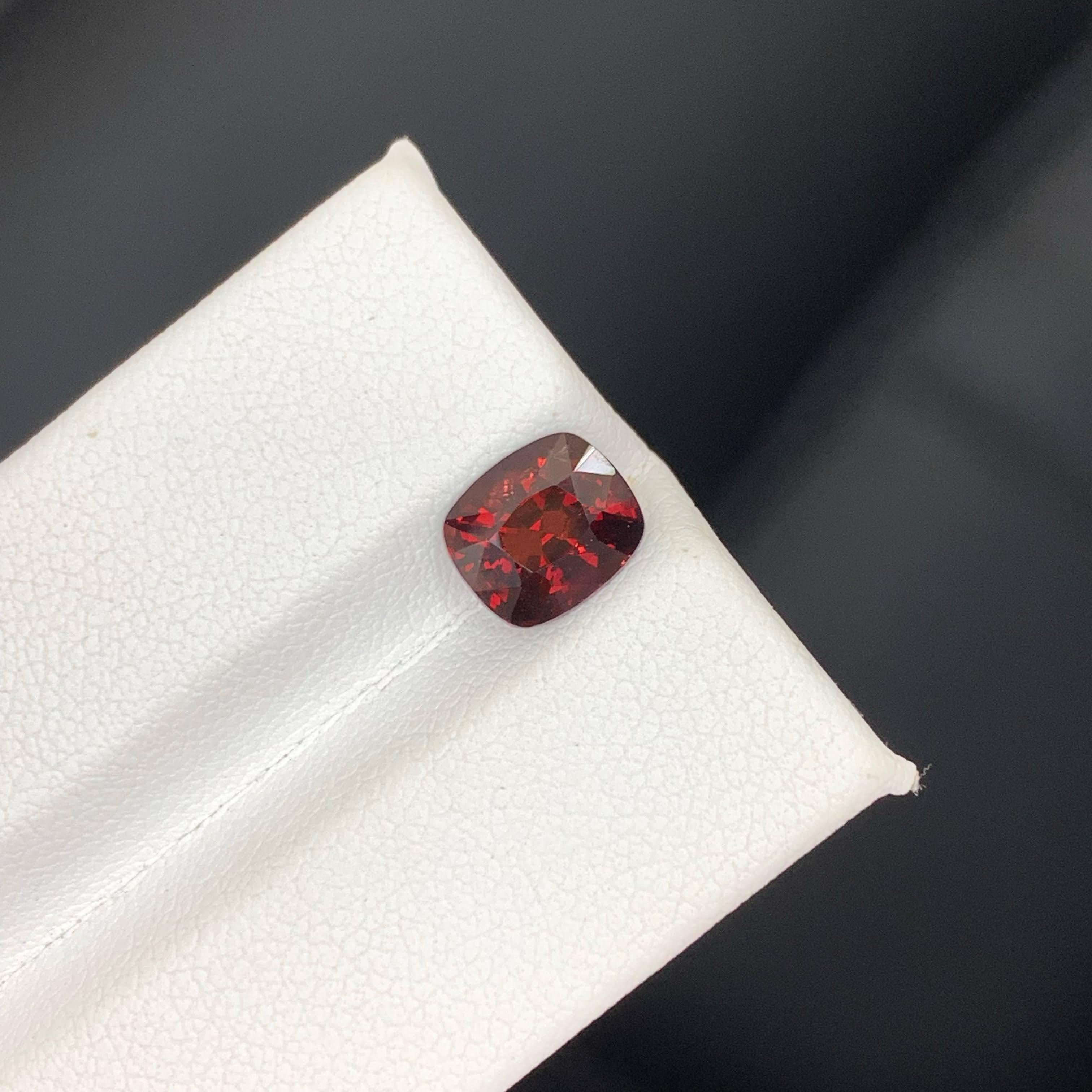 Moderno 2,20 Carati di Spinello birmano rosso intenso sciolto naturale con taglio a cuscino di fantasia in vendita