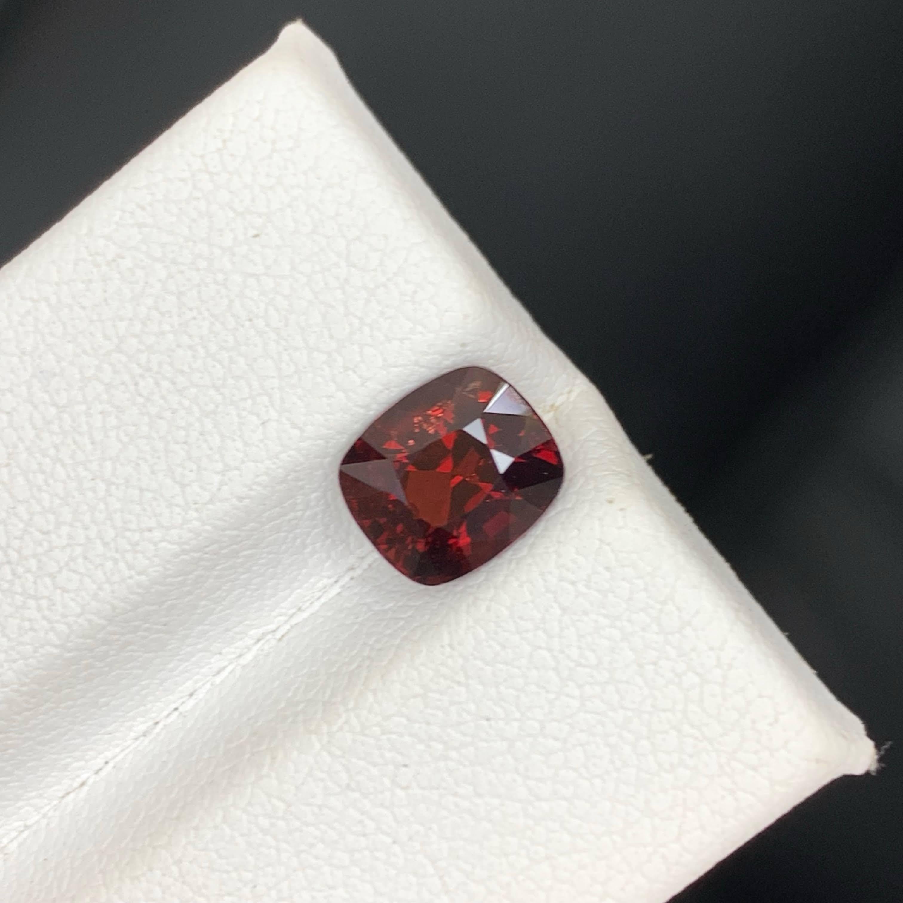 2,20 Carati di Spinello birmano rosso intenso sciolto naturale con taglio a cuscino di fantasia In condizioni Nuovo in vendita a Bangkok, TH