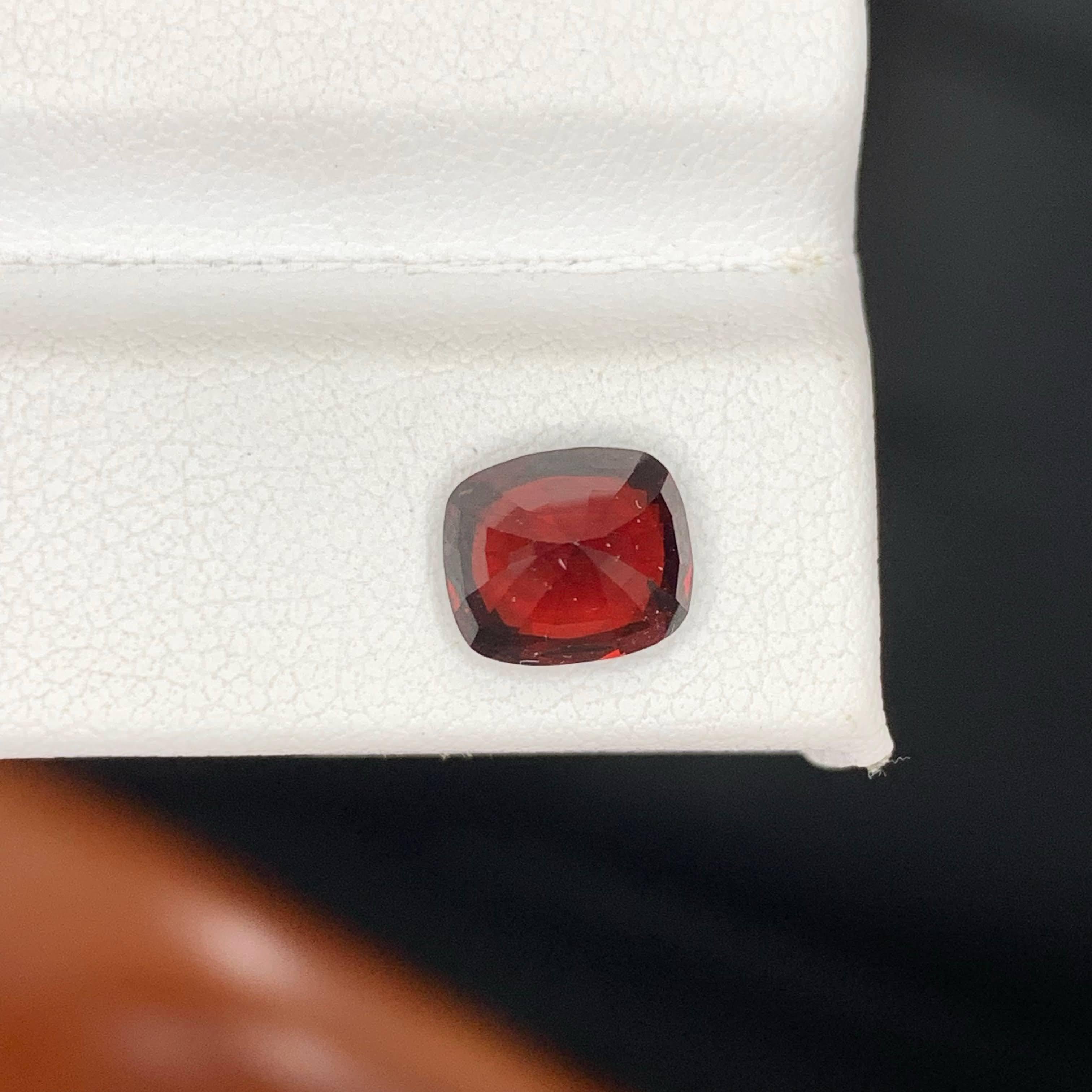 2,20 Carati di Spinello birmano rosso intenso sciolto naturale con taglio a cuscino di fantasia in vendita 1