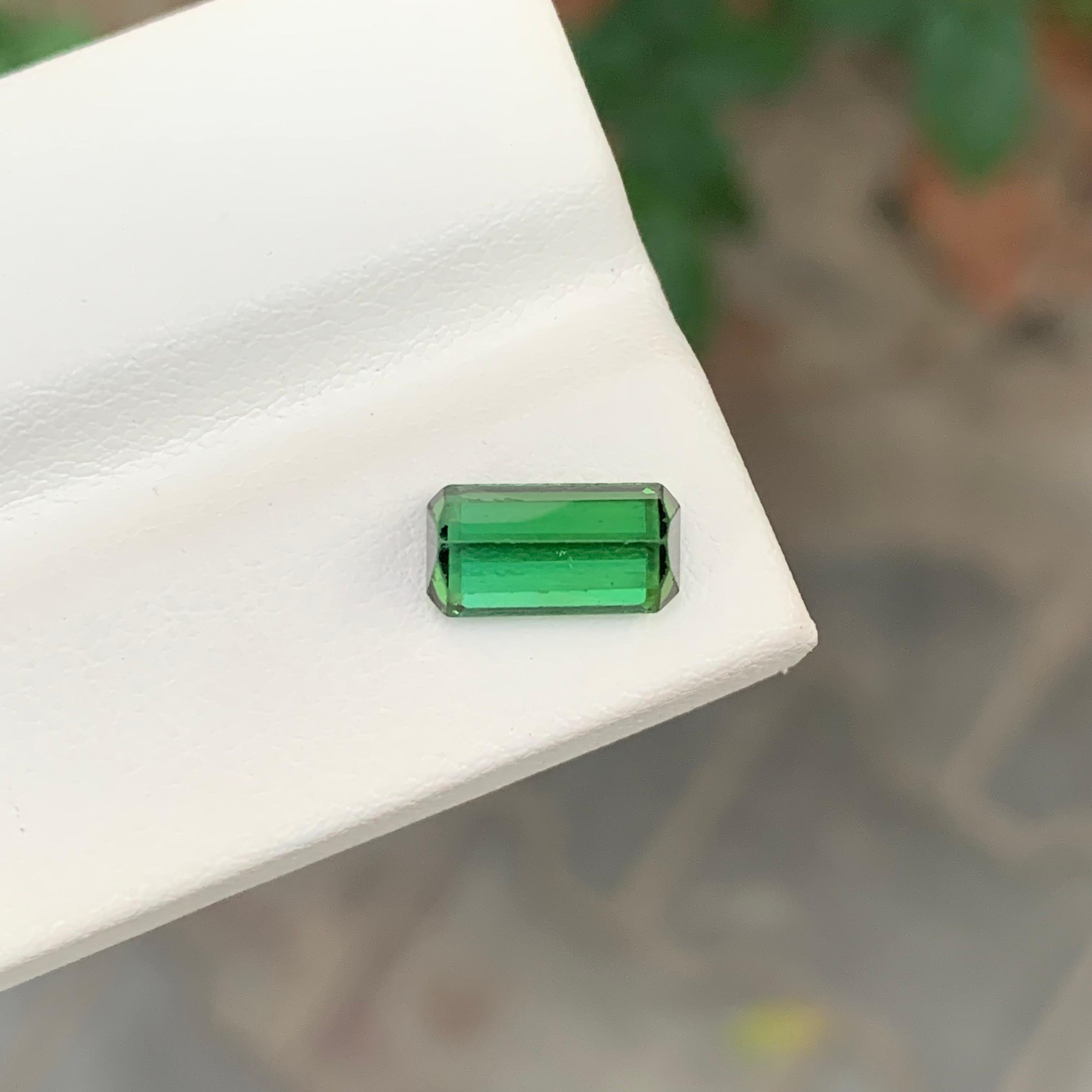 2.20 Carat Natural Loose Green Tourmaline Emerald Shape Gemstone (pierre précieuse en forme d'émeraude) en vente 4