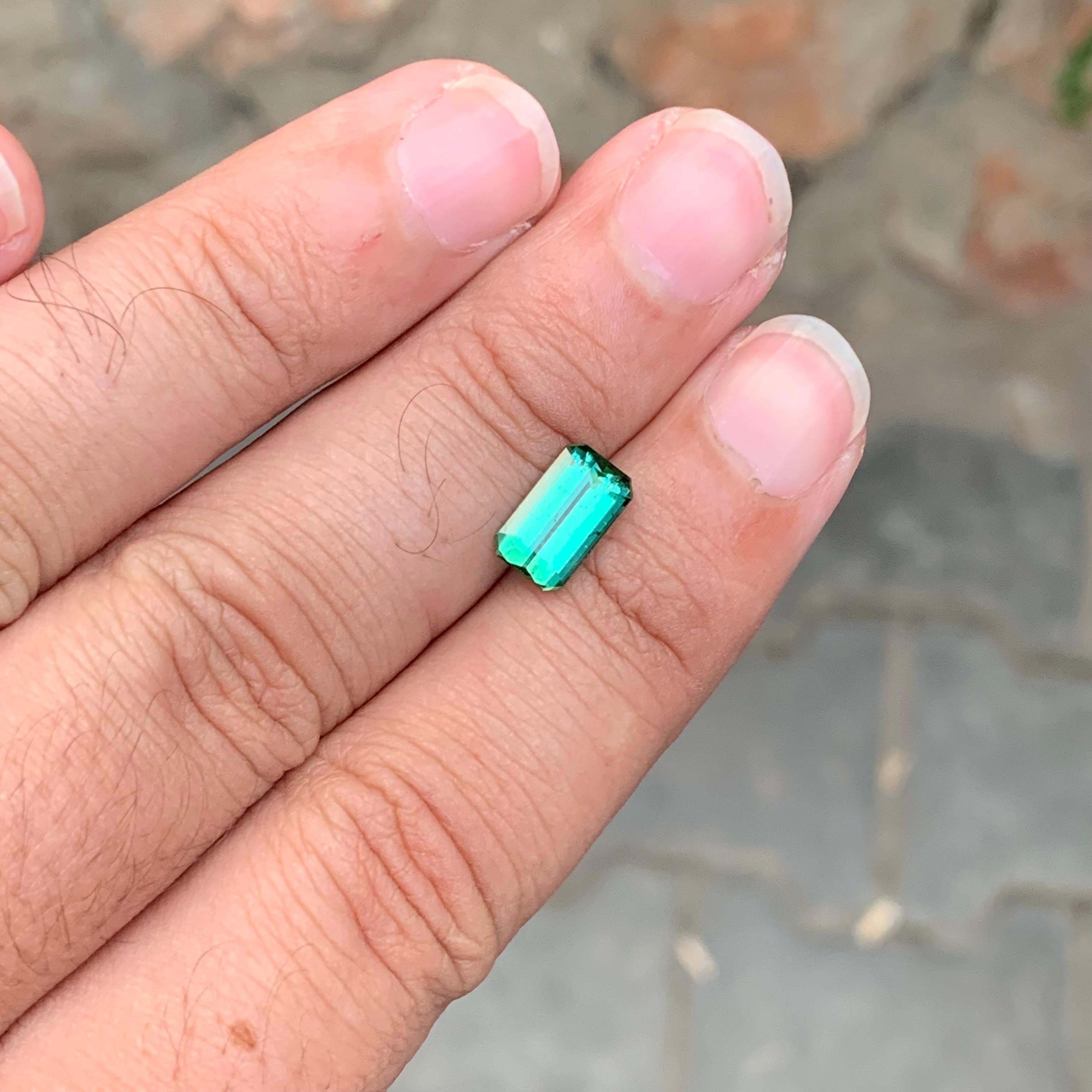 Superbe tourmaline cyan naturelle non sertie de 2,20 carats en vente 4