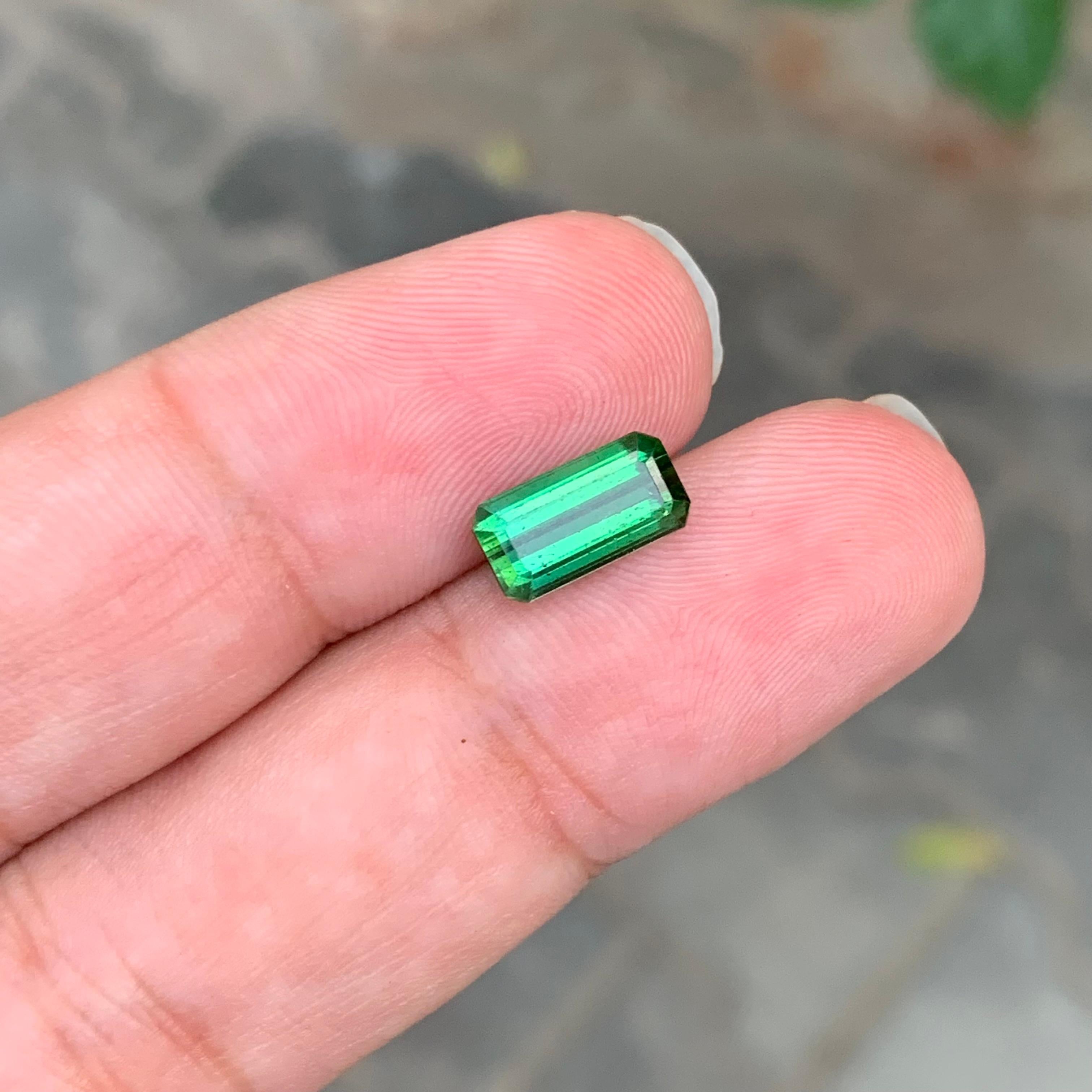 2.20 Carat Natural Loose Green Tourmaline Emerald Shape Gemstone (pierre précieuse en forme d'émeraude) en vente 6