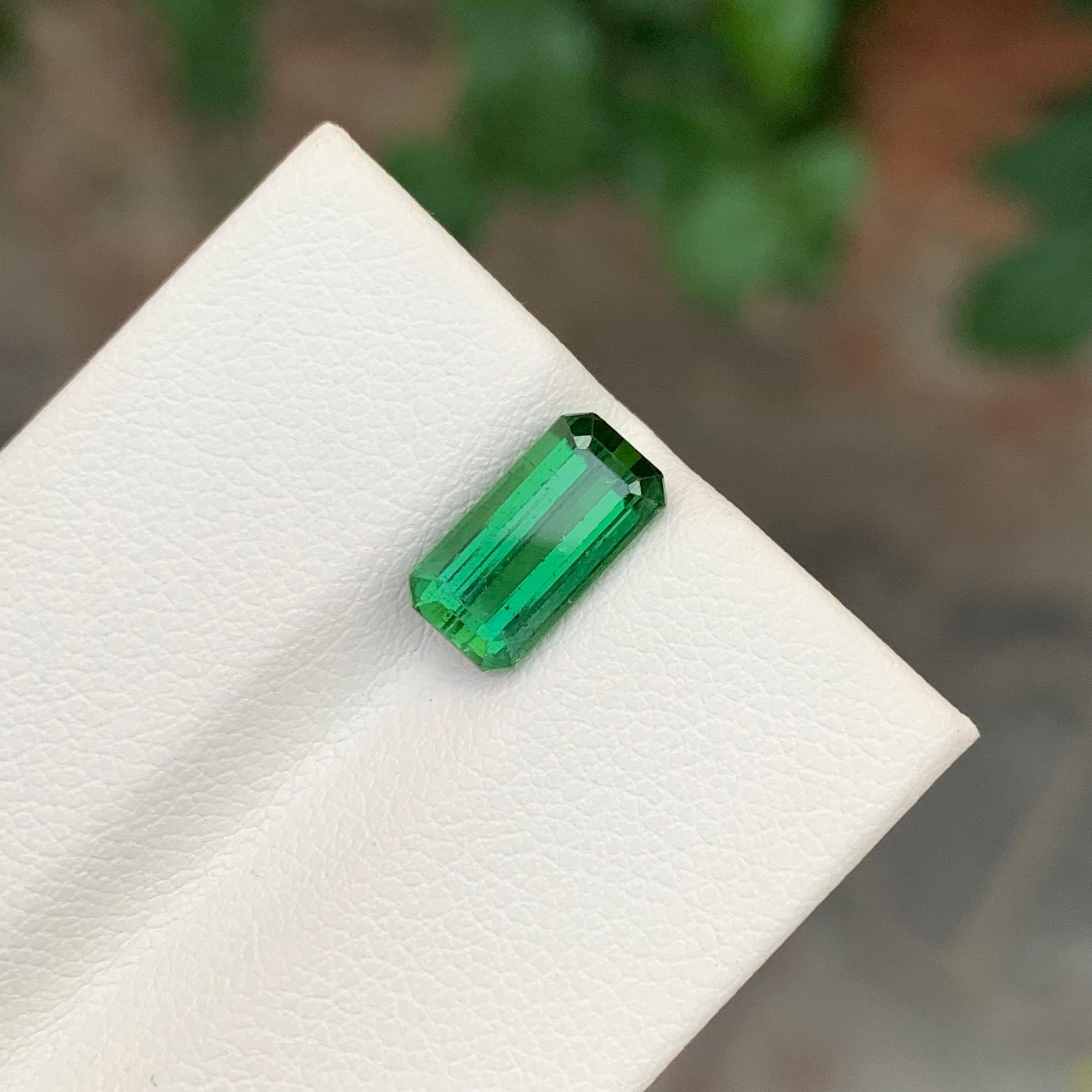 Arts and Crafts 2.20 Carat Natural Loose Green Tourmaline Emerald Shape Gemstone (pierre précieuse en forme d'émeraude) en vente
