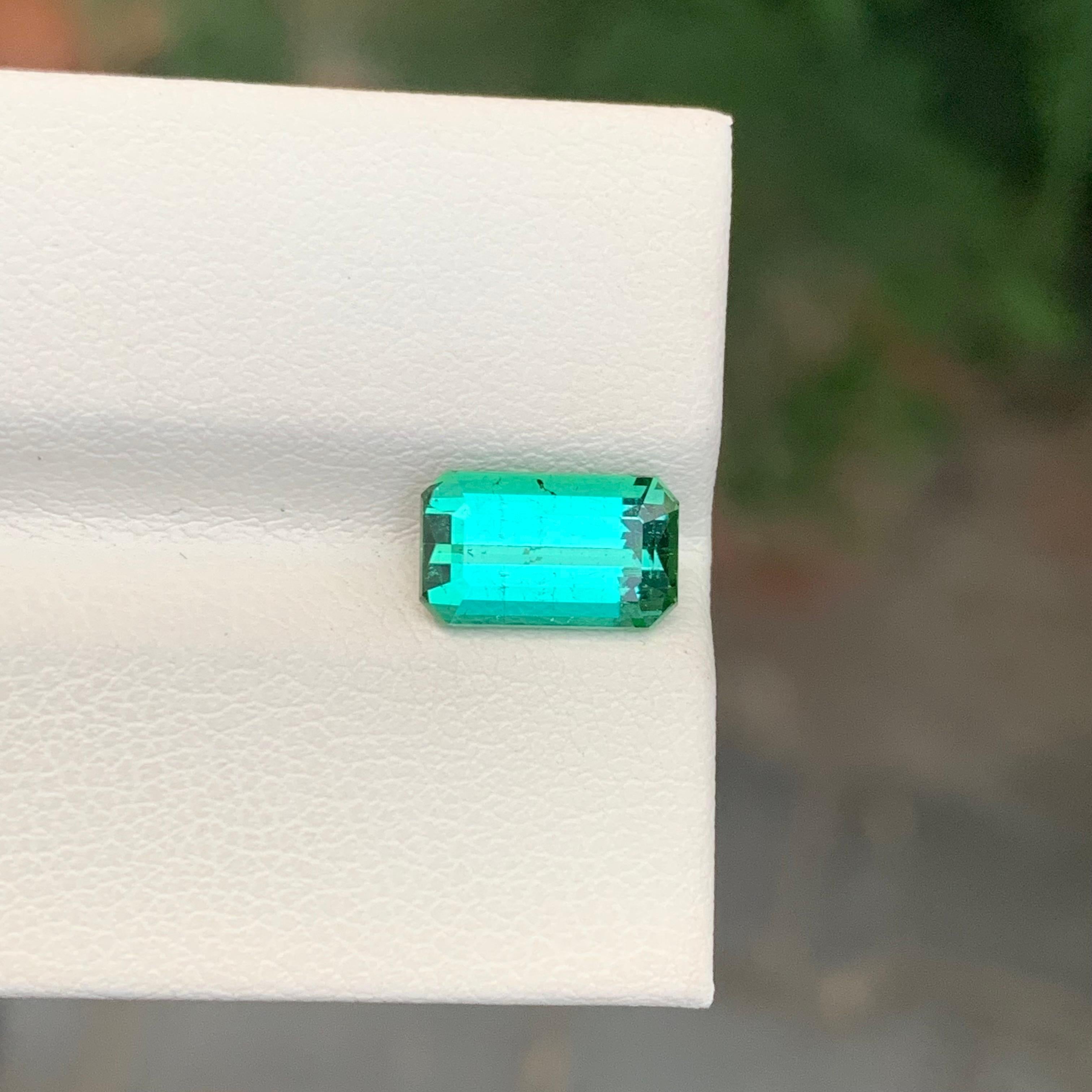 Arts and Crafts Superbe tourmaline cyan naturelle non sertie de 2,20 carats en vente