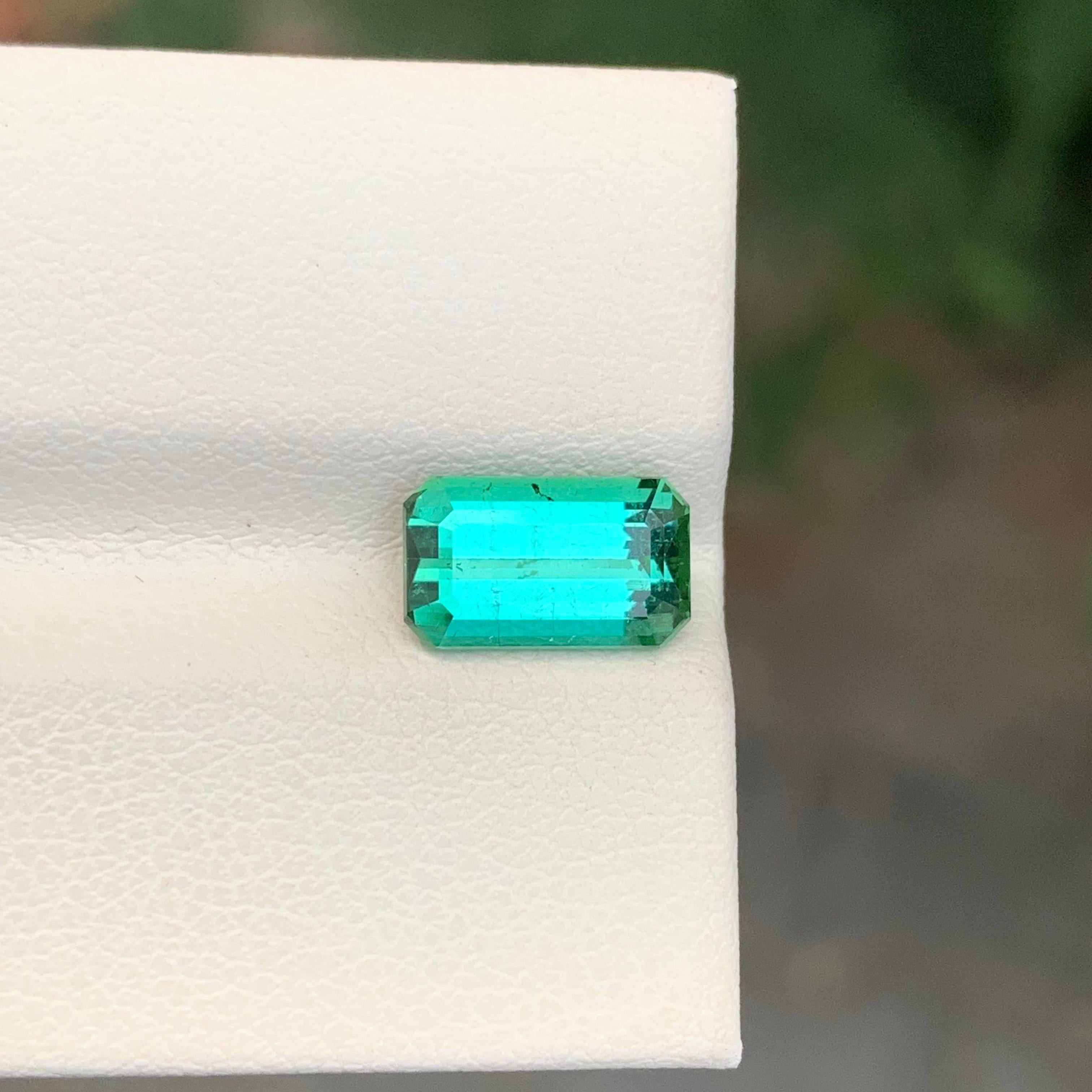 Taille émeraude Superbe tourmaline cyan naturelle non sertie de 2,20 carats en vente