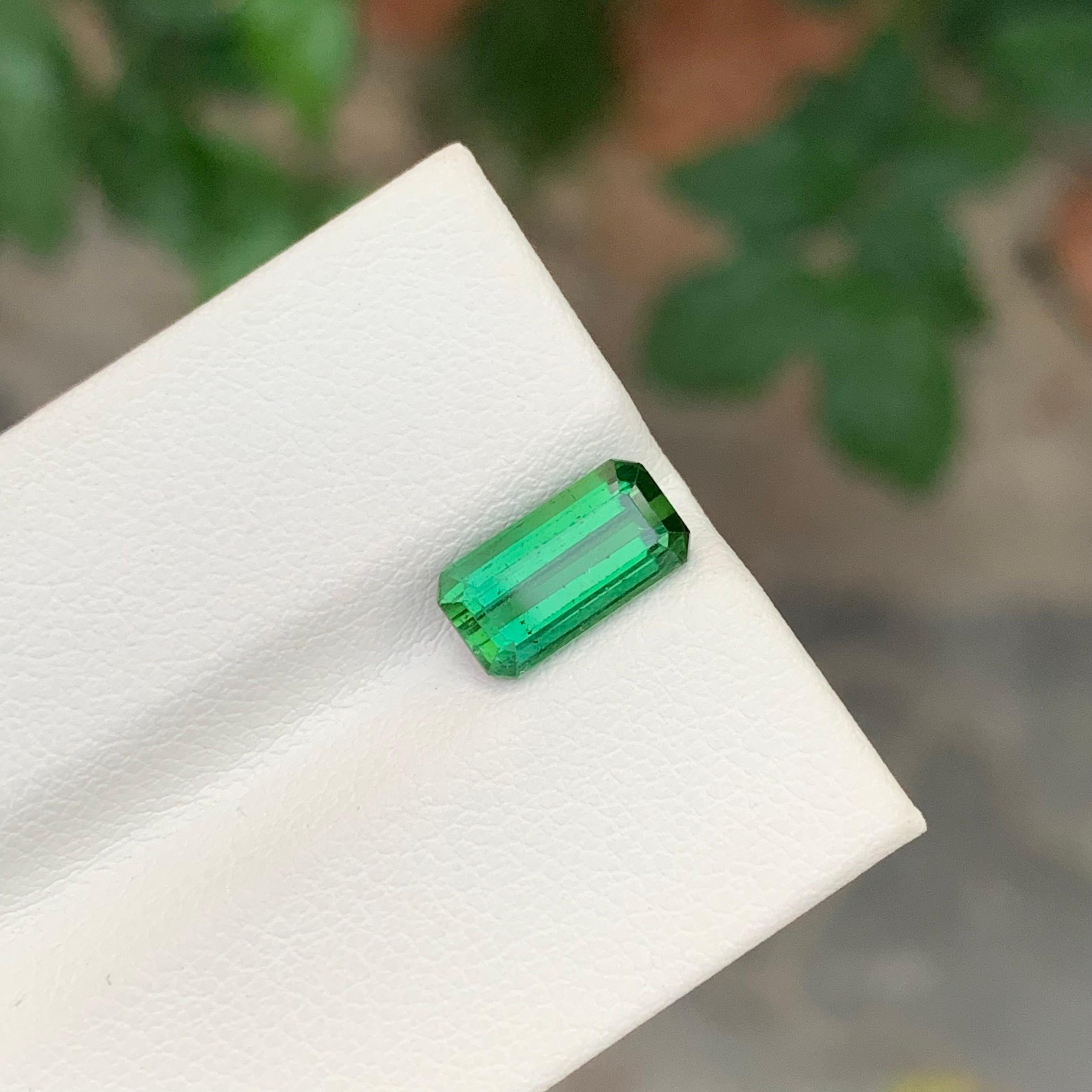 2.20 Carat Natural Loose Green Tourmaline Emerald Shape Gemstone (pierre précieuse en forme d'émeraude) Unisexe en vente