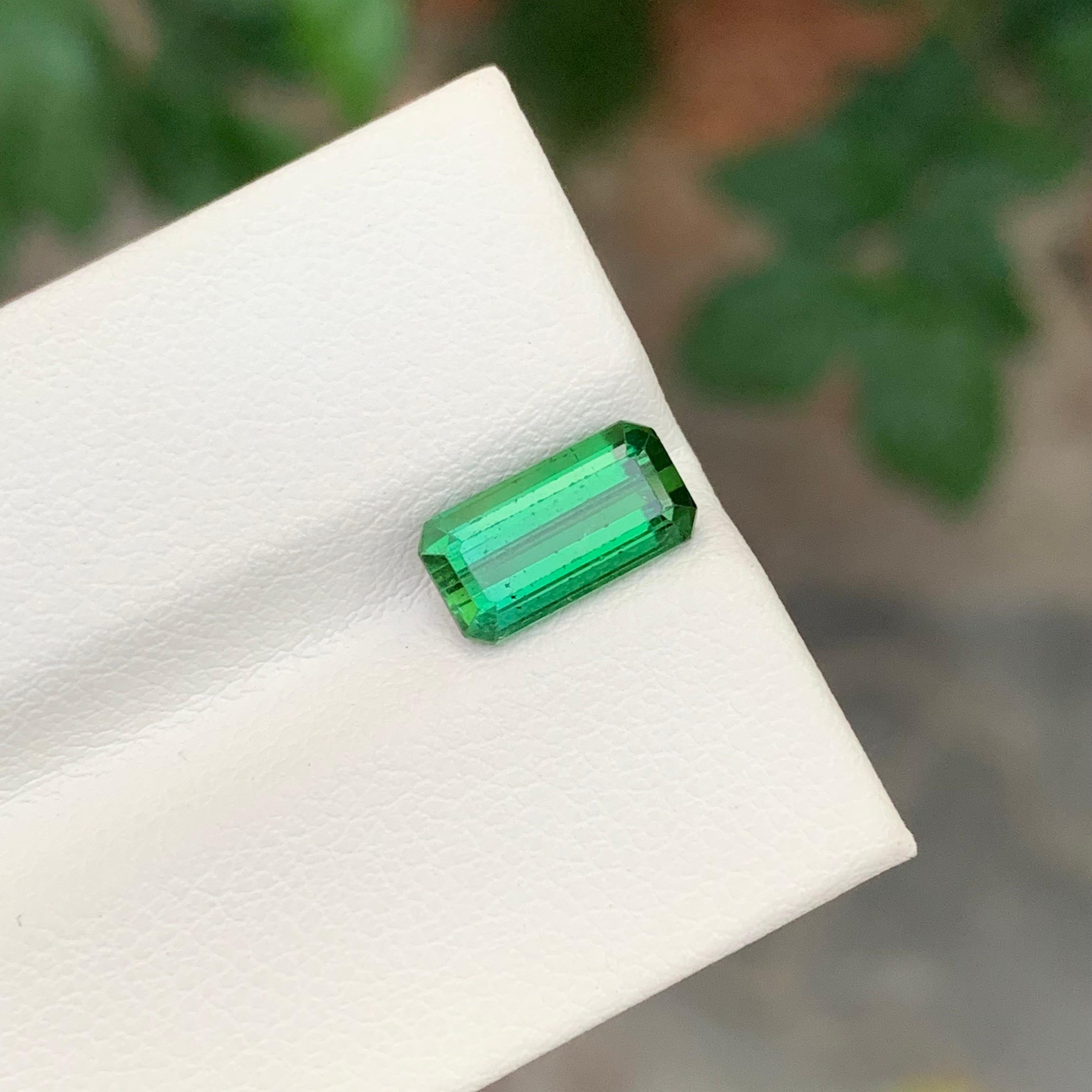2.20 Carat Natural Loose Green Tourmaline Emerald Shape Gemstone (pierre précieuse en forme d'émeraude) en vente 1