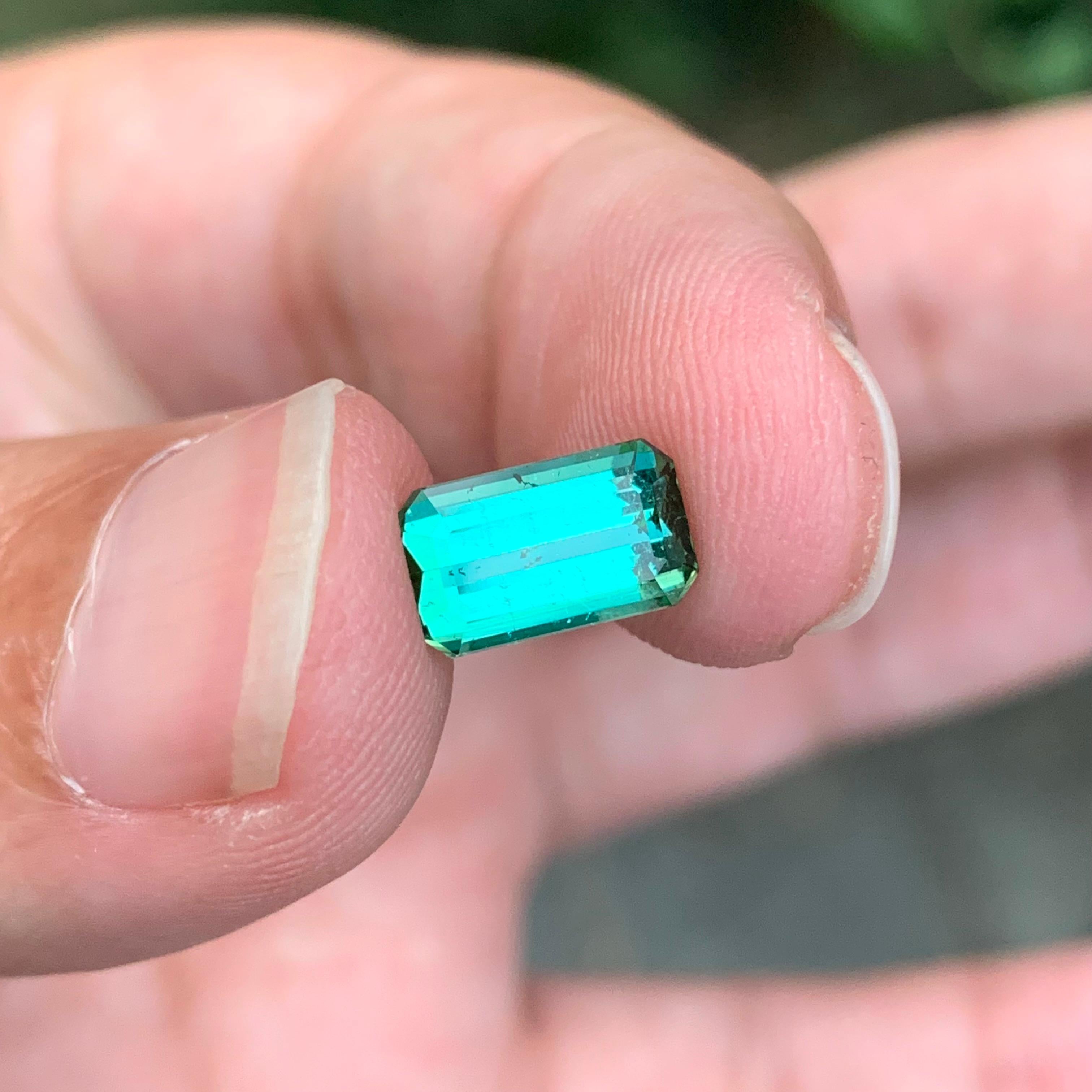 Superbe tourmaline cyan naturelle non sertie de 2,20 carats en vente 1
