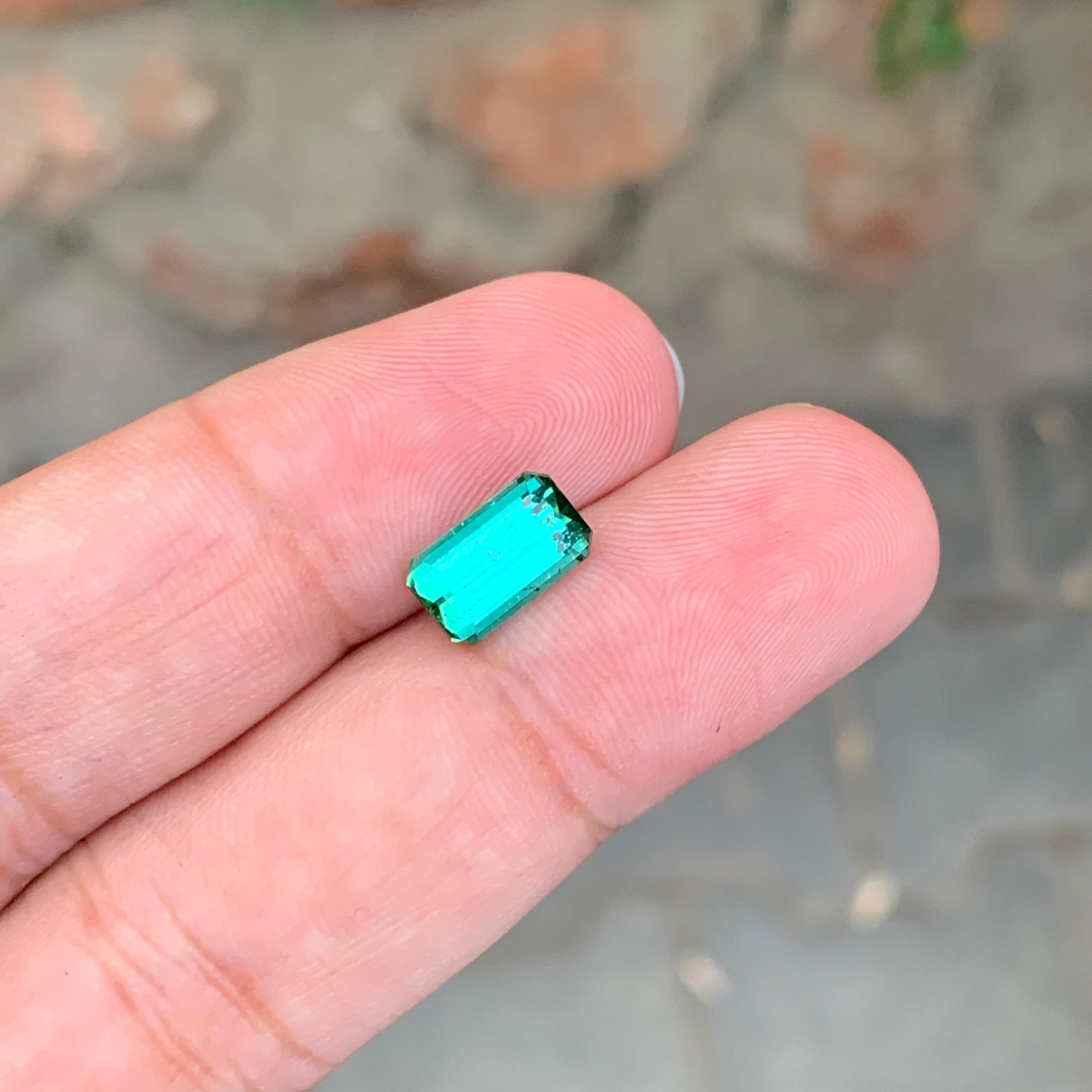 Superbe tourmaline cyan naturelle non sertie de 2,20 carats en vente 2