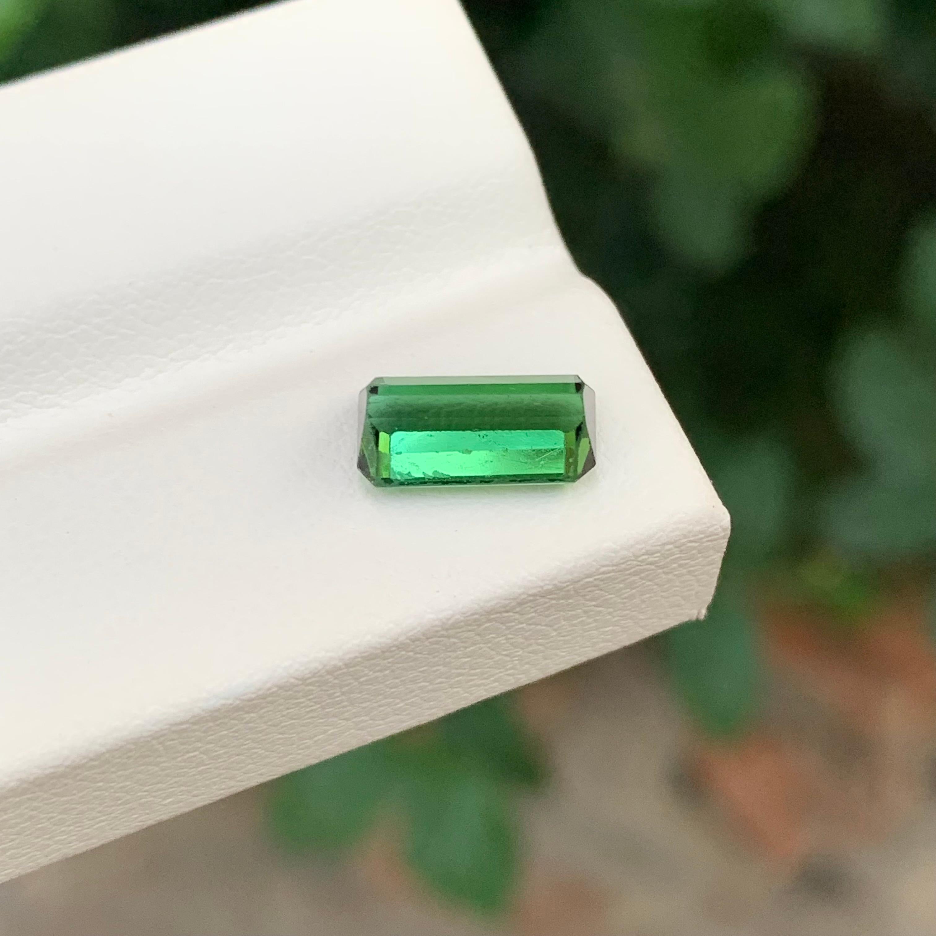 2.20 Carat Natural Loose Green Tourmaline Emerald Shape Gemstone (pierre précieuse en forme d'émeraude) en vente 3