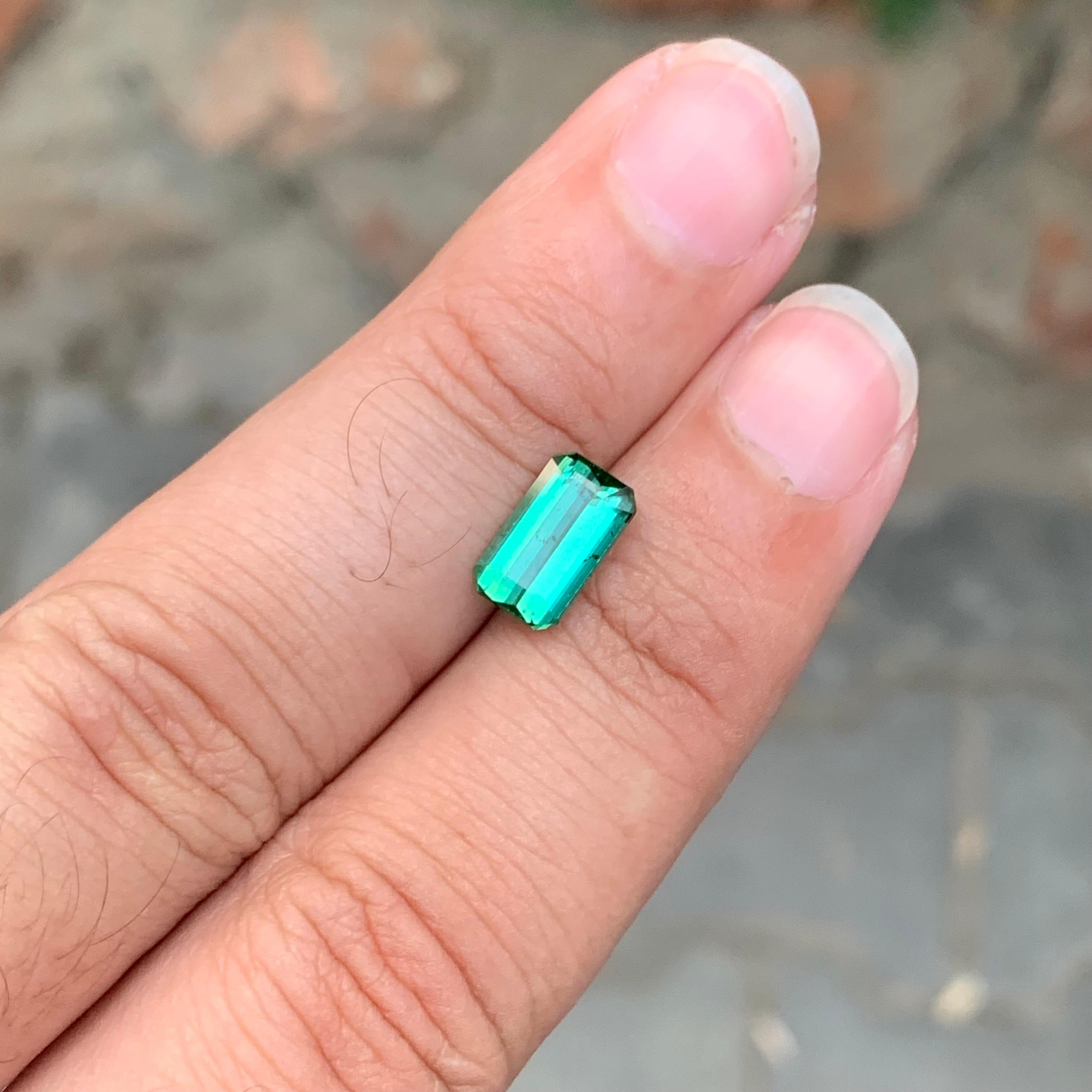 Superbe tourmaline cyan naturelle non sertie de 2,20 carats en vente 3