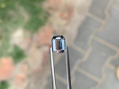 Pierre précieuse naturelle de spinelle gris, 2,20 carats, en forme d'émeraude