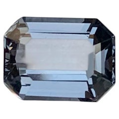 Pierre précieuse naturelle de spinelle gris, 2,20 carats, en forme d'émeraude