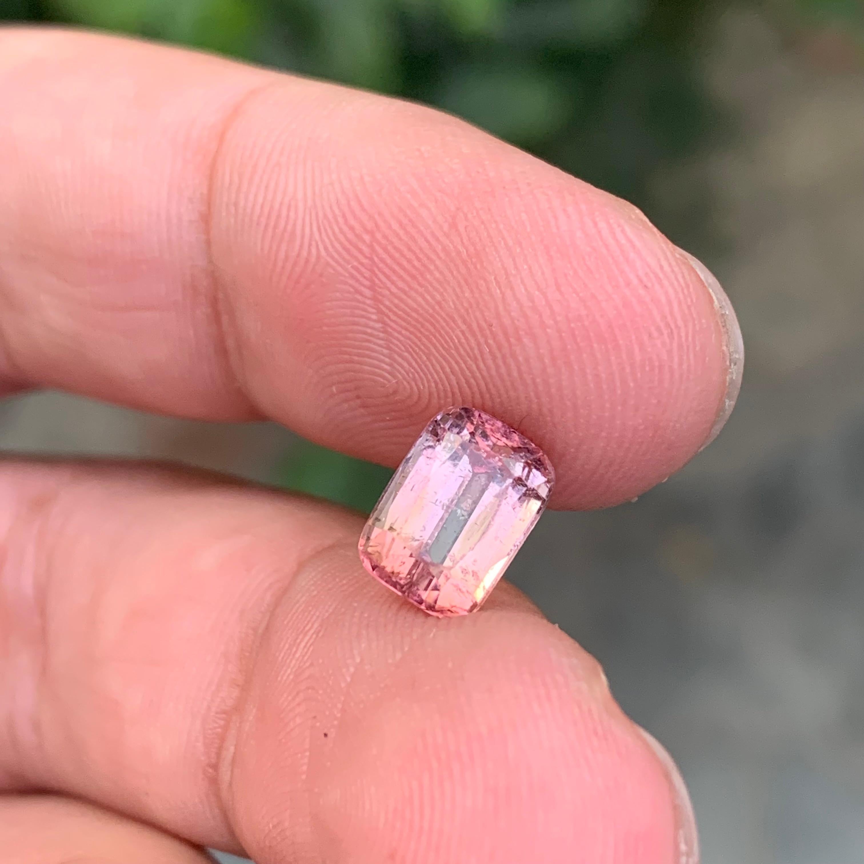 Arts and Crafts 2,20 carati di tormalina rosa chiaro naturale sfusa a forma di cuscino in vendita