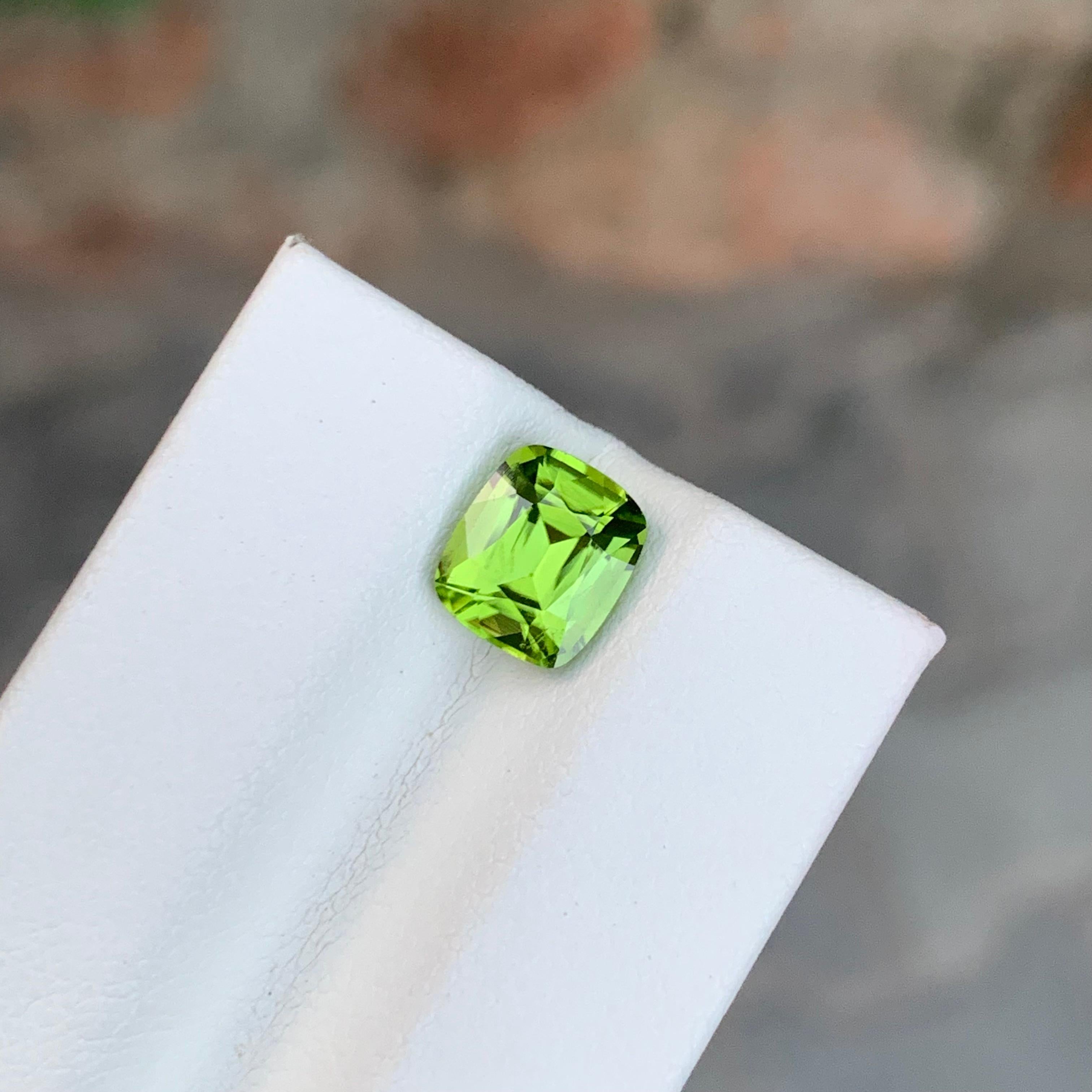 2.20 Karat natürlicher loser Peridot Kissenform Edelstein (Arts and Crafts) im Angebot