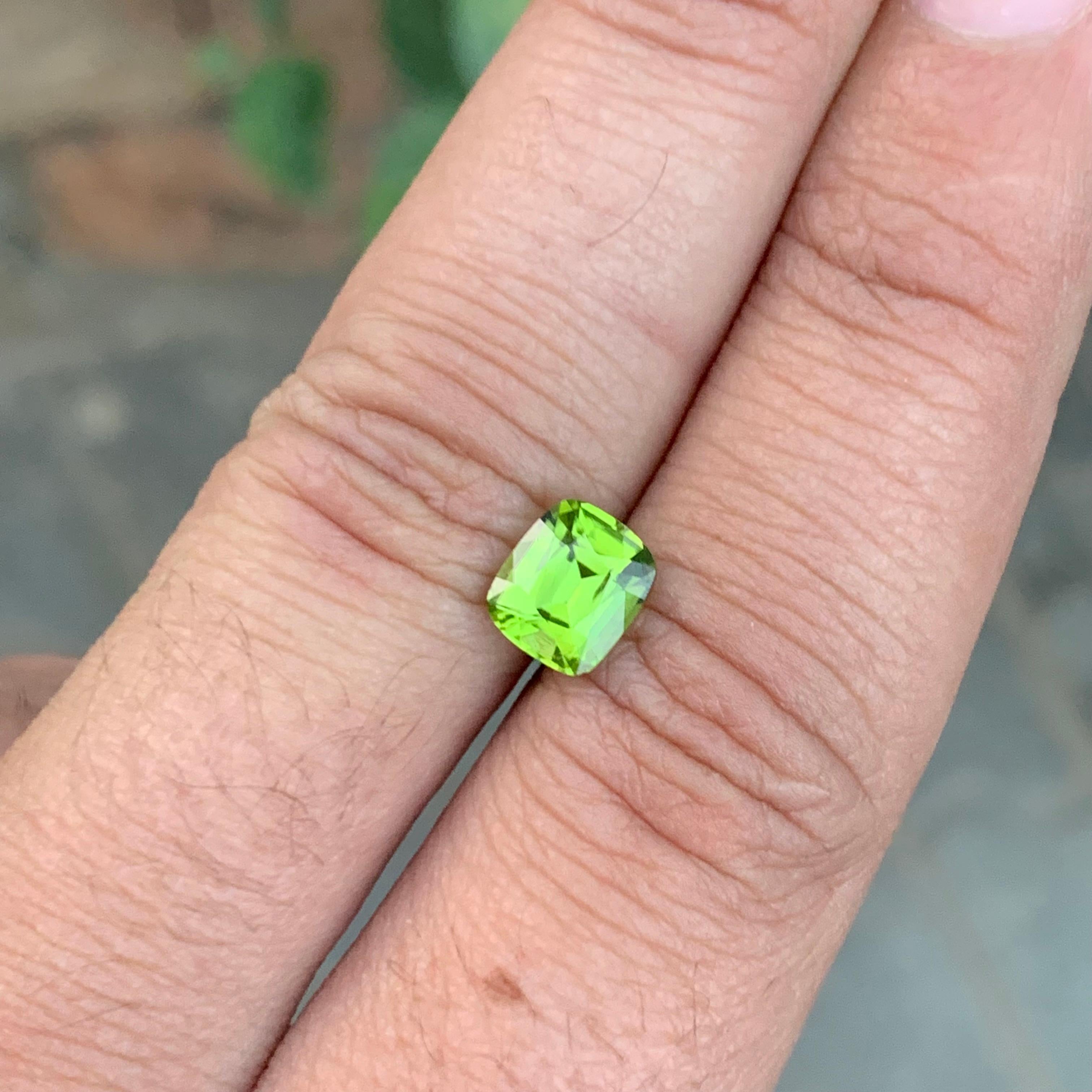 2.20 Karat natürlicher loser Peridot Kissenform Edelstein (Kissenschliff) im Angebot